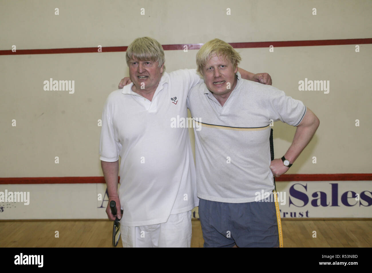 Boris et Stanley Johnson sur le sentier de la campagne du parti conservateur dans la région de Devon en 2005 Photo d'Archive Banque D'Images