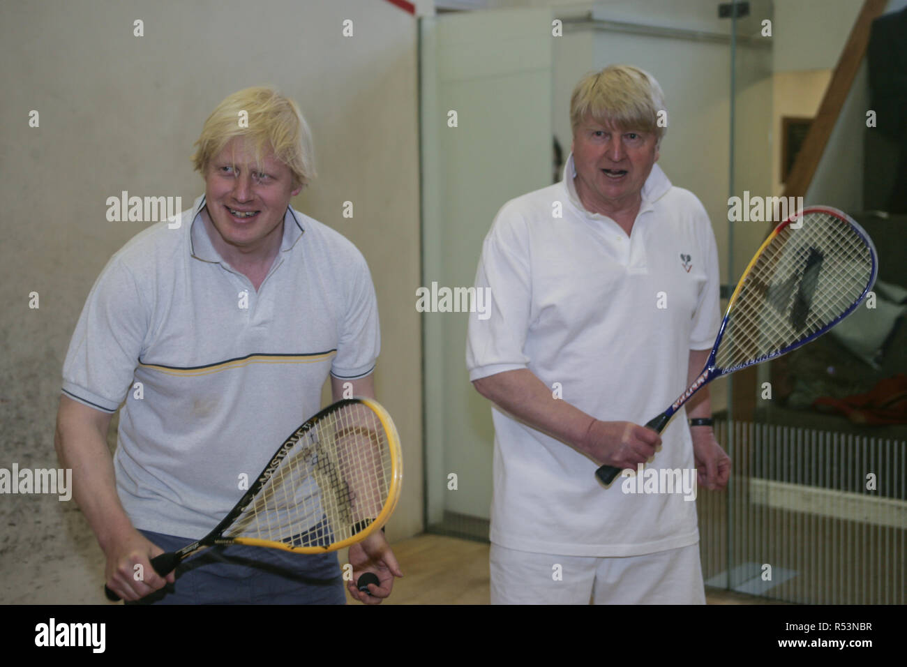 Boris et Stanley Johnson sur le sentier de la campagne du parti conservateur dans la région de Devon en 2005 Photo d'Archive Banque D'Images