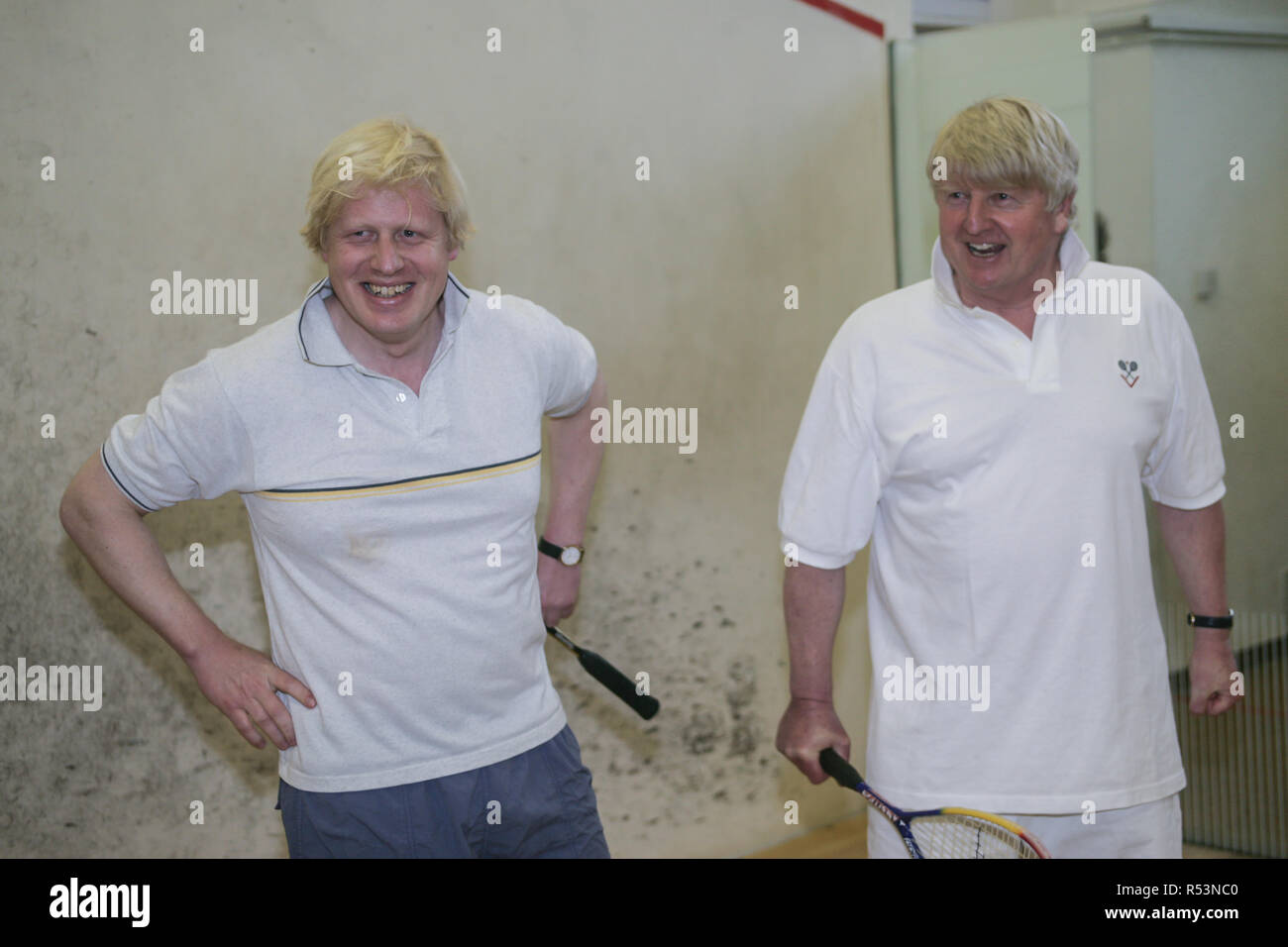 Boris et Stanley Johnson sur le sentier de la campagne du parti conservateur dans la région de Devon en 2005 Photo d'Archive Banque D'Images