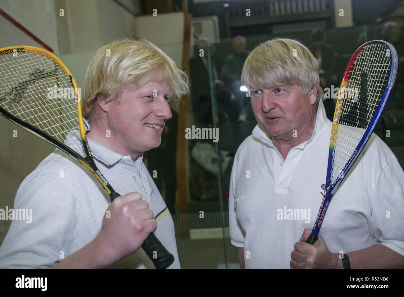 Boris et Stanley Johnson sur le sentier de la campagne du parti conservateur dans la région de Devon en 2005 Photo d'Archive Banque D'Images