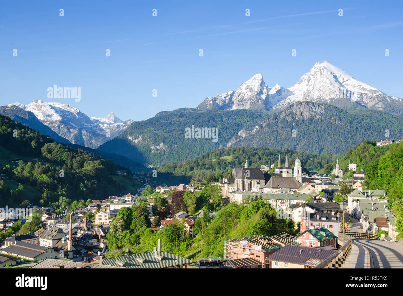 Petite commune Berchtesgaden et des sommets enneigés de la montagne Watzmann Banque D'Images
