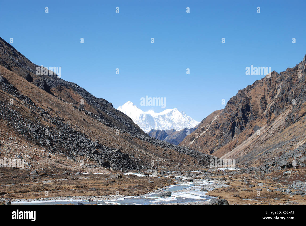 Le haut de l'Himalaya vu de la Sumba Lumba la pass de l'est du Népal Banque D'Images