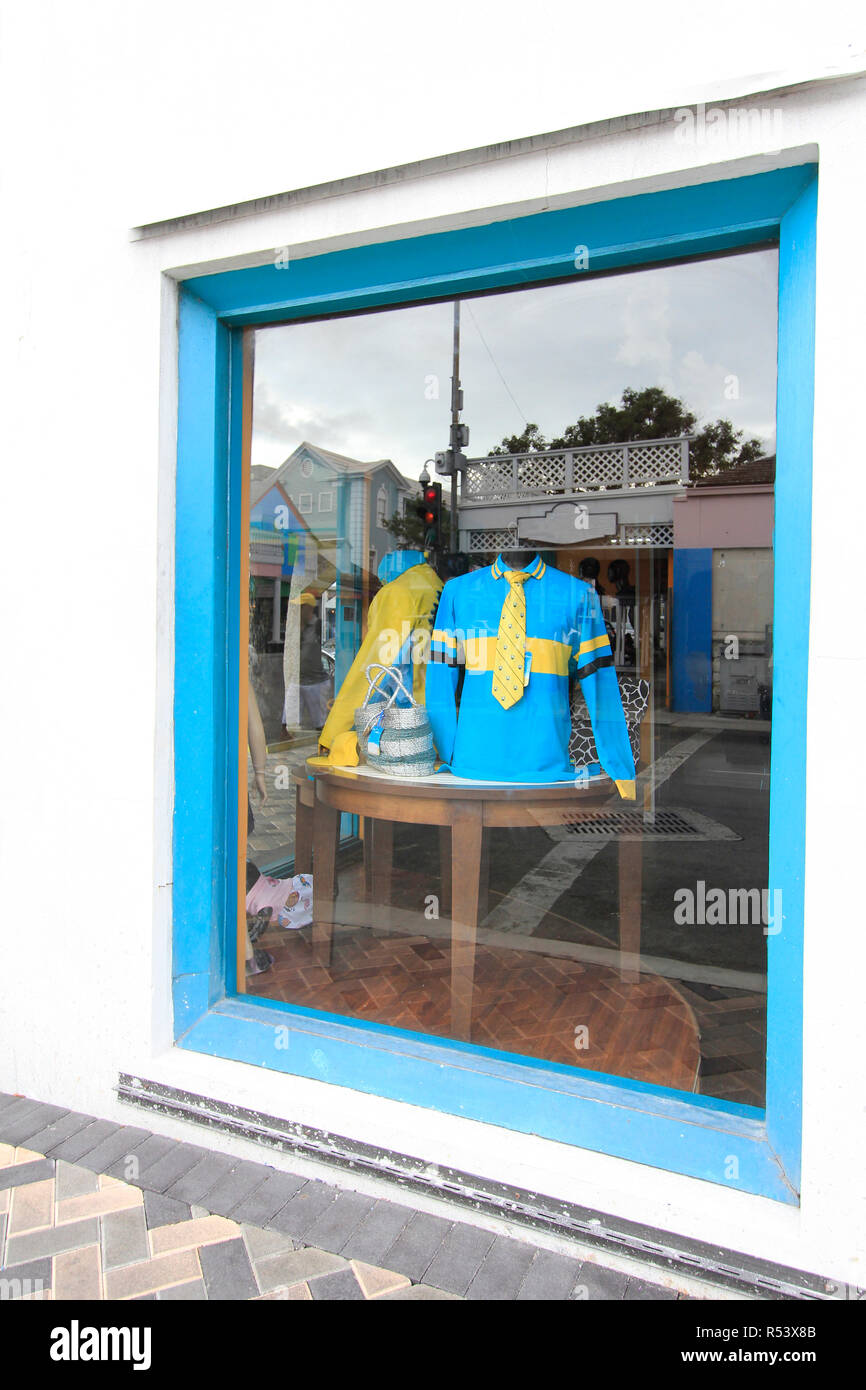 Bleu et jaune t-shirts dans un affichage de vitrine de couleur bleu Banque D'Images