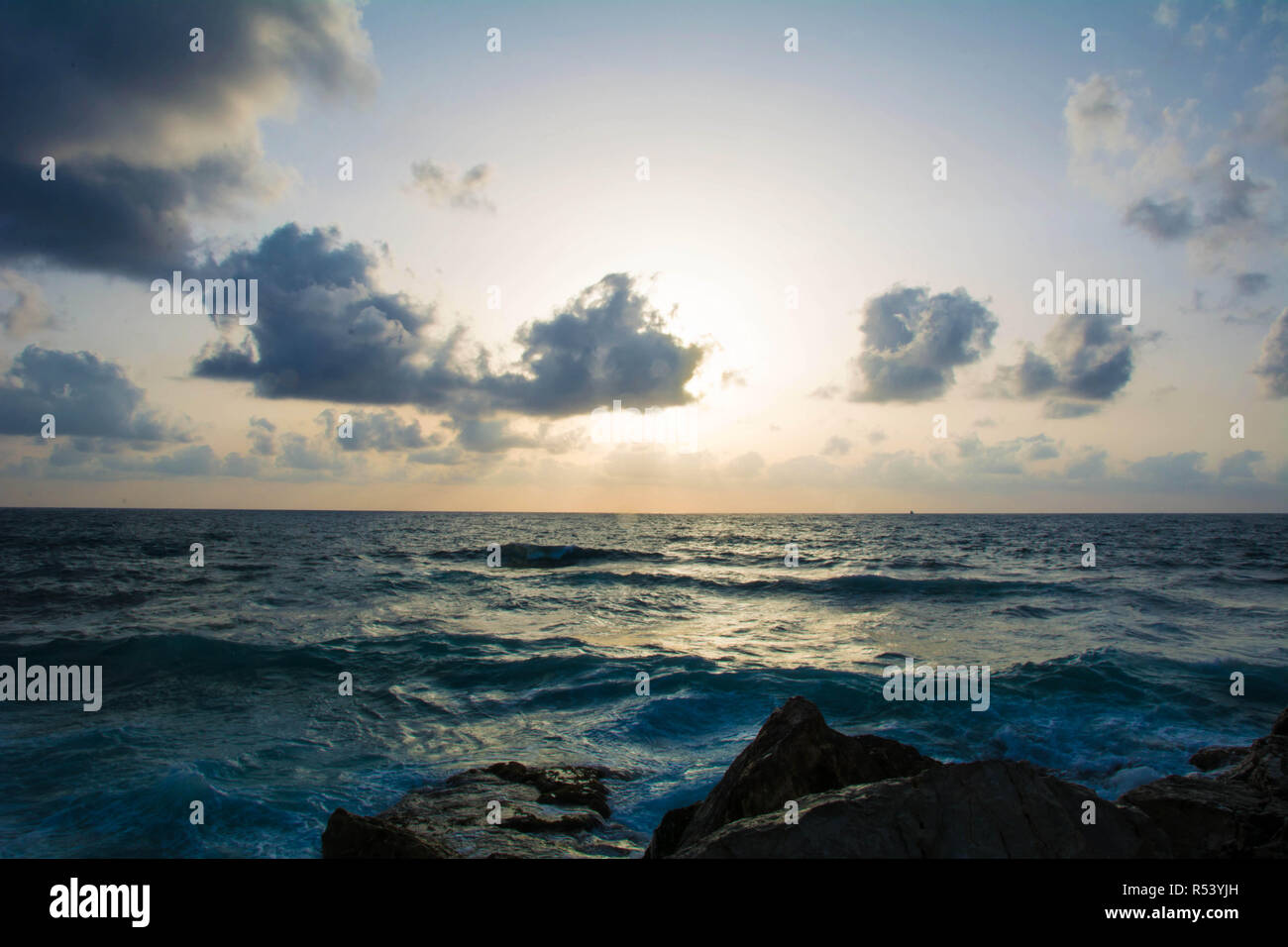 Une longue exposition de mer, ciel et mer mur à Tel Aviv, Israël Banque D'Images