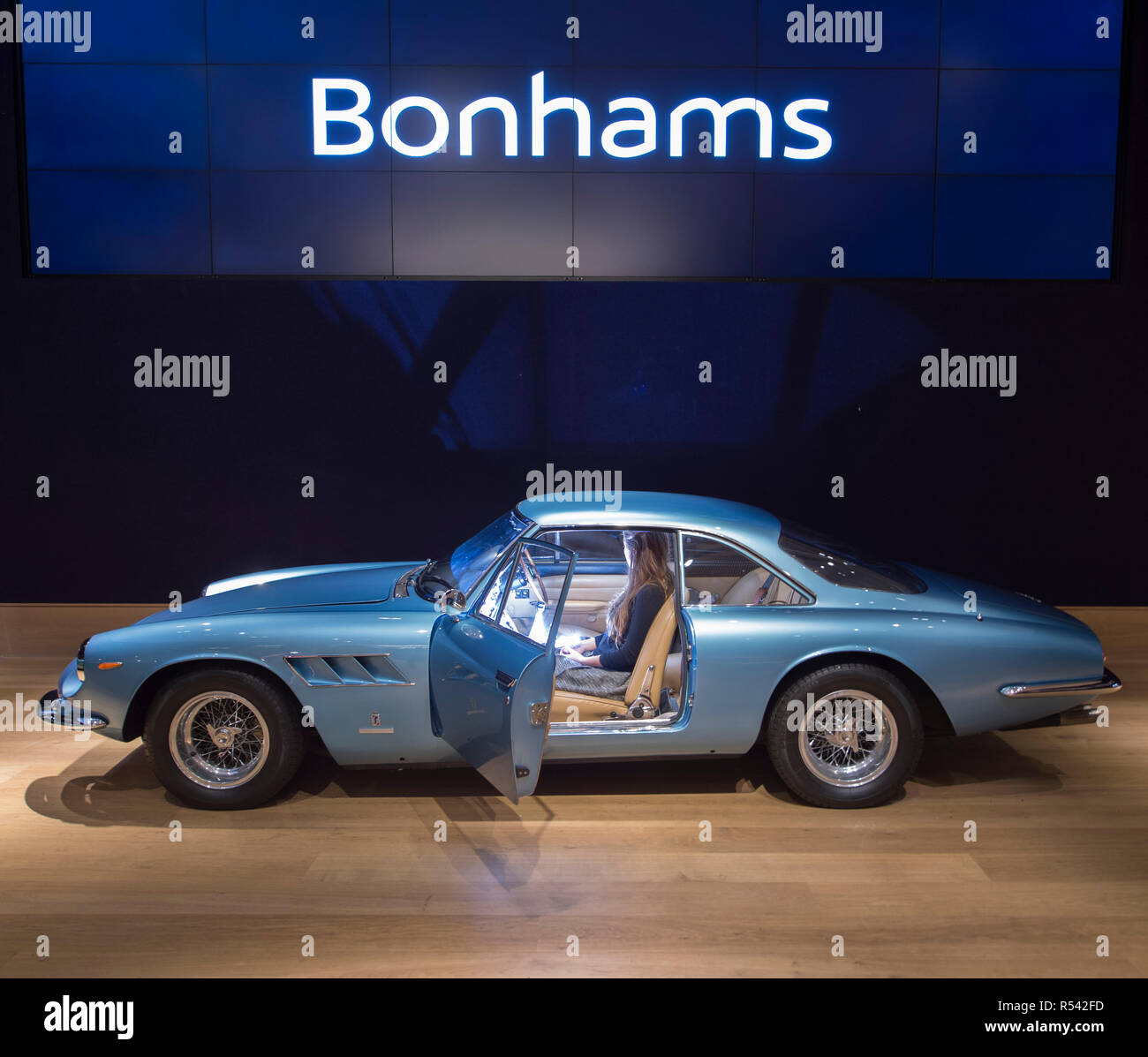 Bonhams, New Bond Street, London, UK. 29 novembre 2018. Jaguar historique les voitures de course arrivent à Bonhams au centre de Londres à côté d'autres voitures de course haute performance et voitures de route exceptionnelle. Faits saillants comprennent une Classe Le Mans Jaguar XJ-winning220C conduit par David Coulthard (£800 000), 2,200,000-2,Lister Jaguar dite nodulaire (£2,200,000-2,800 000). La vente a lieu le 1er décembre 2018. De droit : 1966 Ferrari 500 Superfast Series II Coupé, estimation £1,300,000-1,400 000. Credit : Malcolm Park/Alamy Live News. Banque D'Images