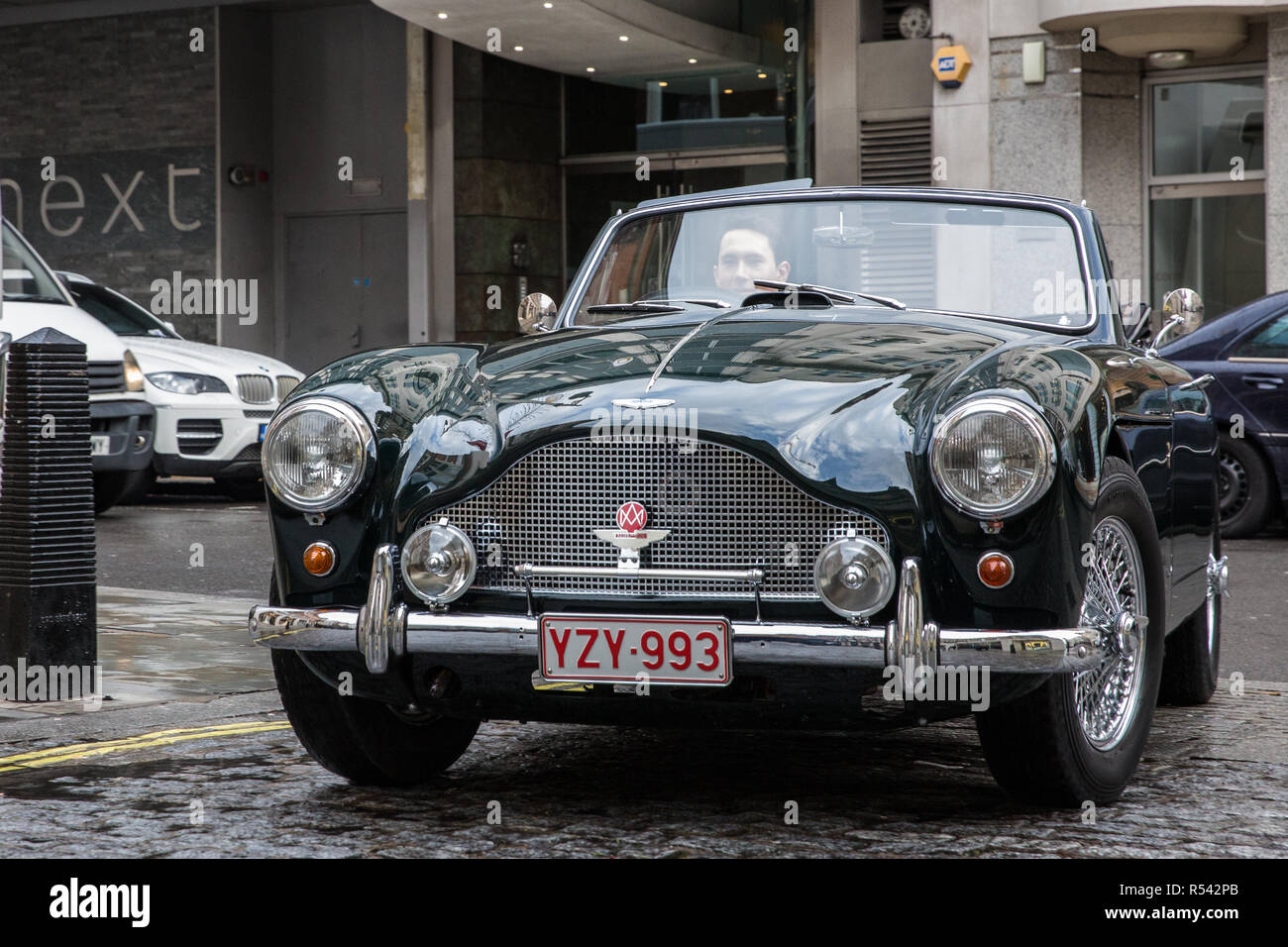 Londres, Royaume-Uni. 29 novembre, 2018. Bonhams' déplacer un personnel 1958 Aston Martin DB MkIII Drophead coupé, l'un des 85 faits, en préparation d'une vente aux enchères de la ville historique et de haute performance de course et de voitures de route. Faits saillants comprennent une Classe Le Mans Jaguar XJ-winning220C conduit par David Coulthard (£800 000), 2,200,000-2,une Lister Jaguar dite nodulaire (£2,200,000-2,800 000) et un 1958 BMW 507 administré par son concepteur, ainsi que Ferrari, Aston Martin, Bentley, Porsche et Jaguar. Credit : Mark Kerrison/Alamy Live News Banque D'Images