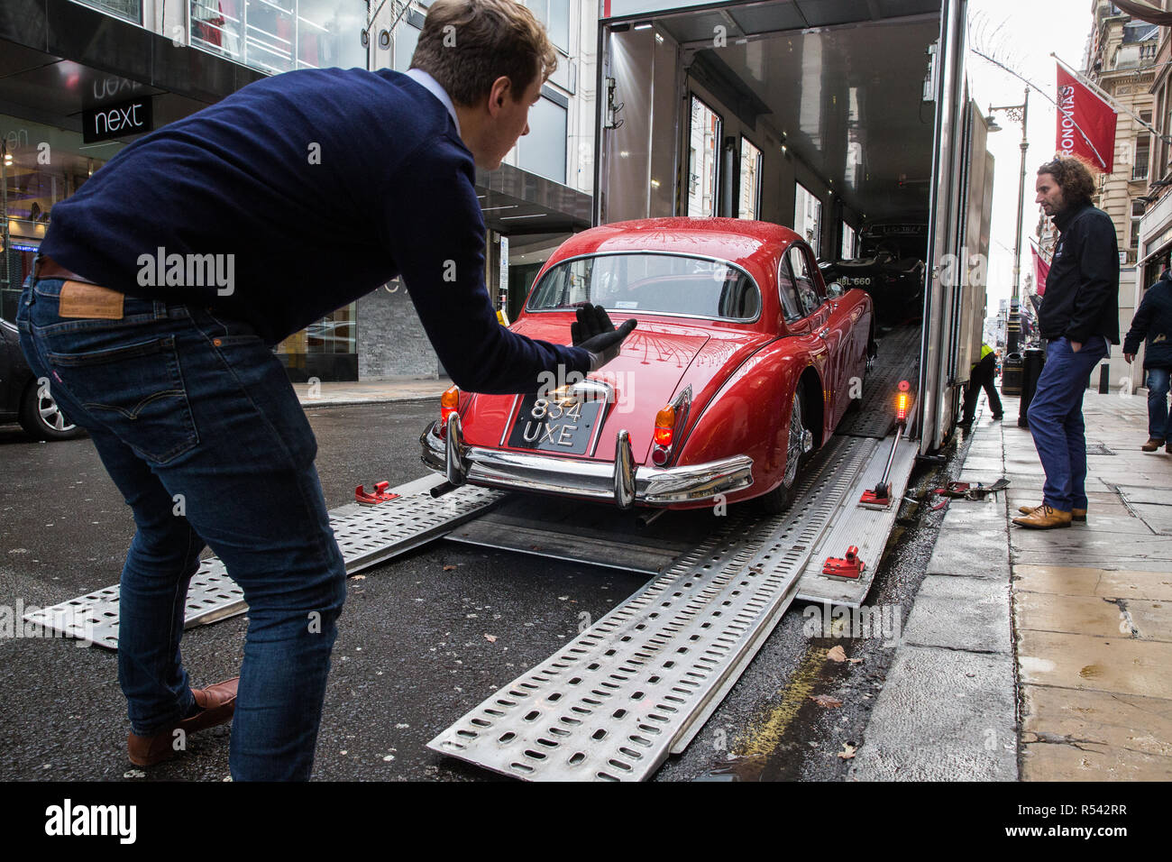 Londres, Royaume-Uni. 29 novembre, 2018. Bonhams' déplacer un personnel 1959 Jaguar XK150 'S' 3.4 Litre Coupé appartenant à l'ex-vétéran de course de Formule 1 Jo Ramirez en préparation pour une vente aux enchères de la ville historique et de haute performance de course et de voitures de route. Faits saillants comprennent une Classe Le Mans Jaguar XJ-winning220C conduit par David Coulthard (£800 000), 2,200,000-2,une Lister Jaguar dite nodulaire (£2,200,000-2,800 000) et un 1958 BMW 507 administré par son concepteur, ainsi que Ferrari, Aston Martin, Bentley, Porsche et Jaguar. Credit : Mark Kerrison/Alamy Live News Banque D'Images