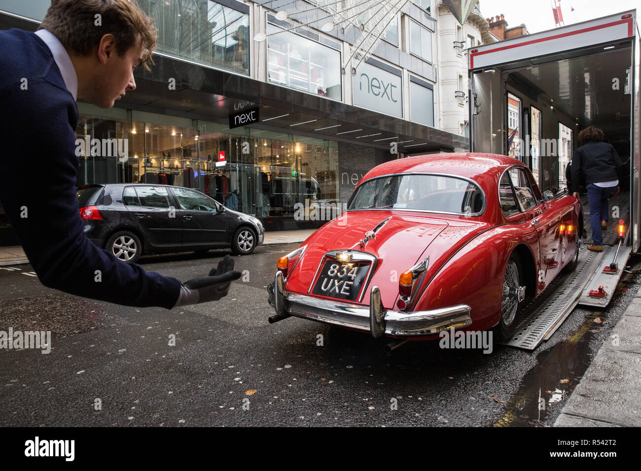 Londres, Royaume-Uni. 29 novembre, 2018. Bonhams' déplacer un personnel 1959 Jaguar XK150 'S' 3.4 Litre Coupé appartenant à l'ex-vétéran de course de Formule 1 Jo Ramirez en préparation pour une vente aux enchères de la ville historique et de haute performance de course et de voitures de route. Faits saillants comprennent une Classe Le Mans Jaguar XJ-winning220C conduit par David Coulthard (£800 000), 2,200,000-2,une Lister Jaguar dite nodulaire (£2,200,000-2,800 000) et un 1958 BMW 507 administré par son concepteur, ainsi que Ferrari, Aston Martin, Bentley, Porsche et Jaguar. Credit : Mark Kerrison/Alamy Live News Banque D'Images