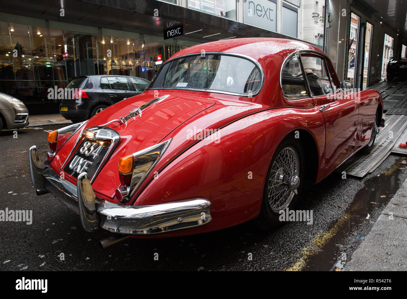Londres, Royaume-Uni. 29 novembre, 2018. Bonhams' déplacer un personnel 1959 Jaguar XK150 'S' 3.4 Litre Coupé appartenant à l'ex-vétéran de course de Formule 1 Jo Ramirez en préparation pour une vente aux enchères de la ville historique et de haute performance de course et de voitures de route. Faits saillants comprennent une Classe Le Mans Jaguar XJ-winning220C conduit par David Coulthard (£800 000), 2,200,000-2,une Lister Jaguar dite nodulaire (£2,200,000-2,800 000) et un 1958 BMW 507 administré par son concepteur, ainsi que Ferrari, Aston Martin, Bentley, Porsche et Jaguar. Credit : Mark Kerrison/Alamy Live News Banque D'Images