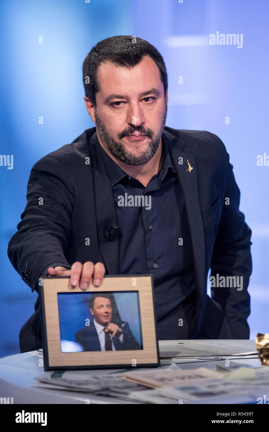 Foto Roberto Monaldo / LaPresse 29-11-2018 Roma Politica Trasmissione plat "L'Aria che tira" Nella foto Matteo Salvini ha ricevuto dans regalo da Myrta Merlino una foto di Matteo Renzi Roberto Photo Monaldo / LaPresse 29-11-2018 Rome (Italie) programme Tv "L'Aria che tira" dans la photo Matteo Salvini Banque D'Images