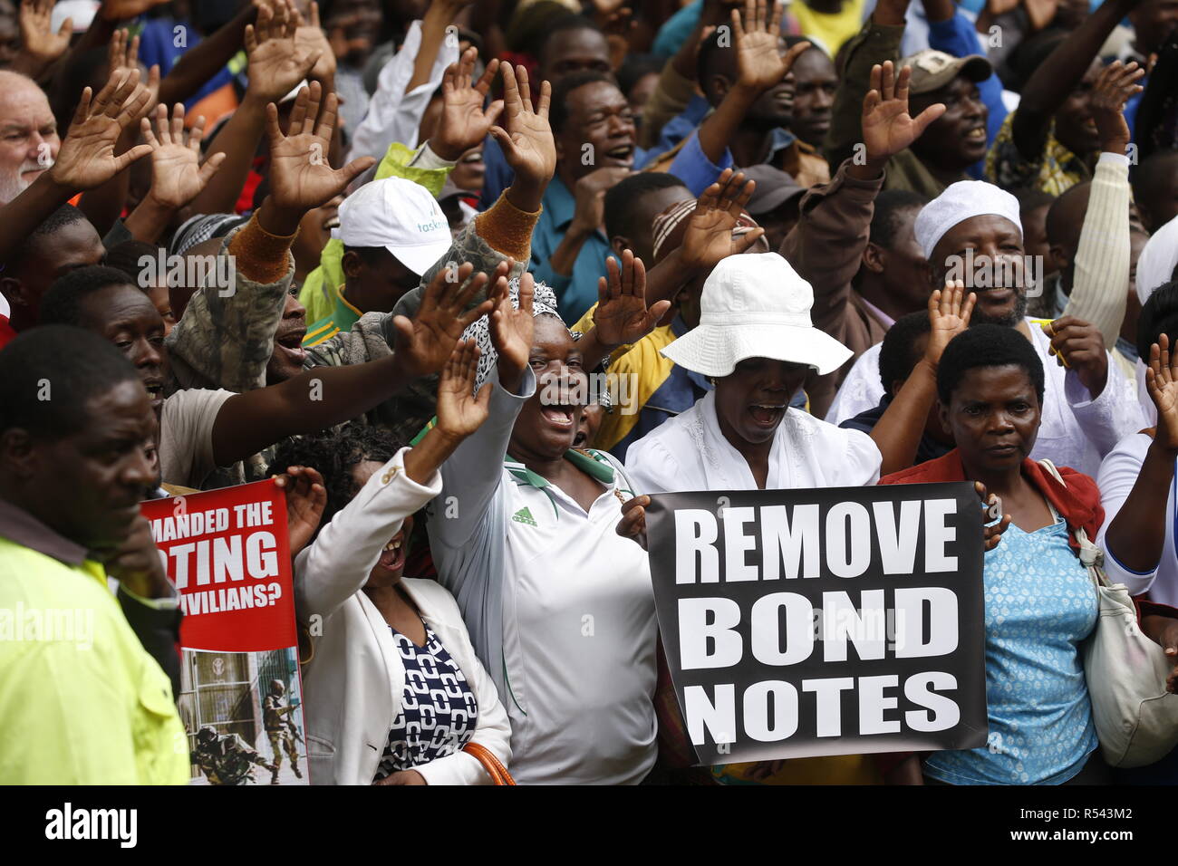 Harare, Zimbabwe. 29 Nov, 2018. Les partisans du MDC, principal parti d'opposition zimbabwéen de protestation de l'Alliance à Harare, Zimbabwe, le 29 novembre 2018. Principal parti d'opposition zimbabwéen MDC le jeudi de l'Alliance ont organisé une manifestation dans la capitale, Harare, pour protester contre la dégradation de la situation économique et a appelé à un dialogue politique pour résoudre la crise. Credit : Shaun Jusa/Xinhua/Alamy Live News Banque D'Images