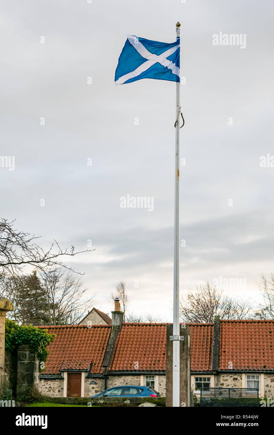 Athelstaneford, East Lothian, Ecosse, Royaume-Uni, le 29 novembre 2018. Lieu de naissance de St Andrew's Cross, le sautoir drapeau. À la veille de la St Andrew's Day le drapeau national écossais Heritage Centre sautoir coups du drapeau dans le vent. La légende dit qu'à la veille d'une bataille entre les Pictes et les angles de Northumbrie dans 832AD Saint Andrew avait une vision de la victoire et quand les Pictes a vu une croix blanche formée par les nuages dans un ciel bleu qu'ils attribuent leur victoire à sa bénédiction, l'adoption de la croix comme un drapeau Banque D'Images