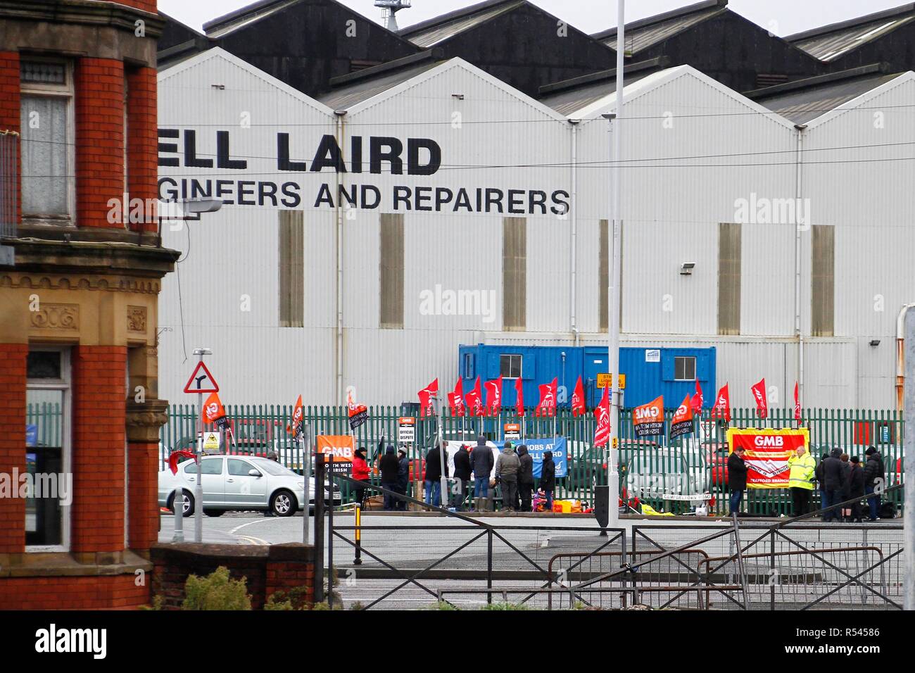 Wirral, Merseyside, Royaume-Uni. 29 Nov 2018. Les travailleurs de Cammell Laird aujourd'hui a commencé une série de trois semaines de grèves, de matériel roulant avec différentes sections de la main-d'aller pendant 24 heures à la fois. Une interdiction des heures supplémentaires a commencé vendredi et se poursuivra jusqu'en février.credit Ian Fairbrother/Alamy live news Banque D'Images