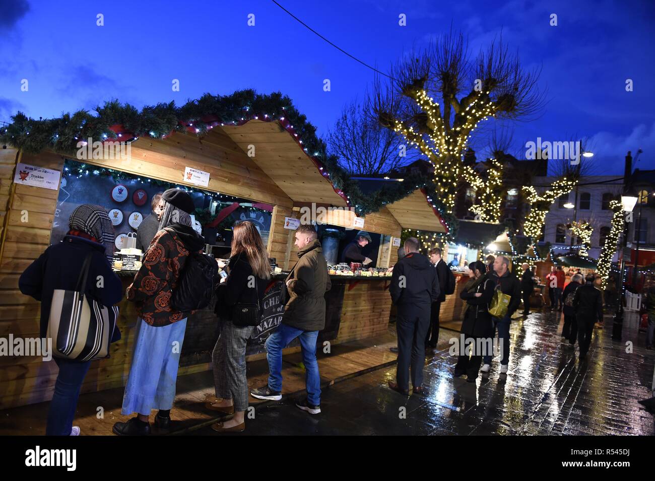 Marché de Noël de Salisbury, Royaume-Uni. 29 Nov 2018. Soirée d'ouverture du marché de Noël de Salisbury, Wiltshire, Royaume-Uni Crédit : Finnbarr Webster/Alamy Live News Banque D'Images