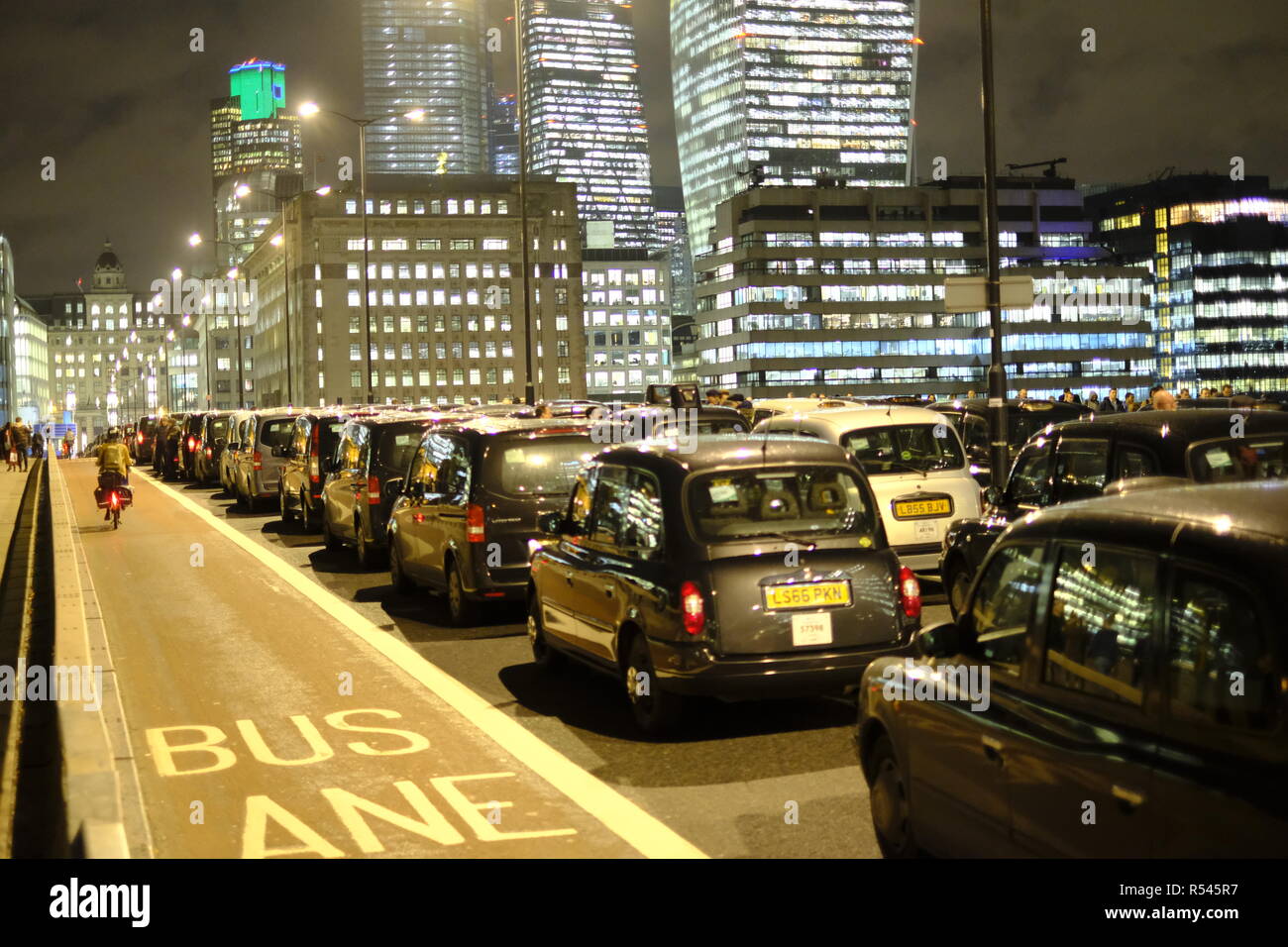 Londres, Royaume-Uni, 28 novembre 2018. Bloc de chauffeurs de Londres London Bridge. Crédit : Martin Kelly/Alamy Live News. Banque D'Images