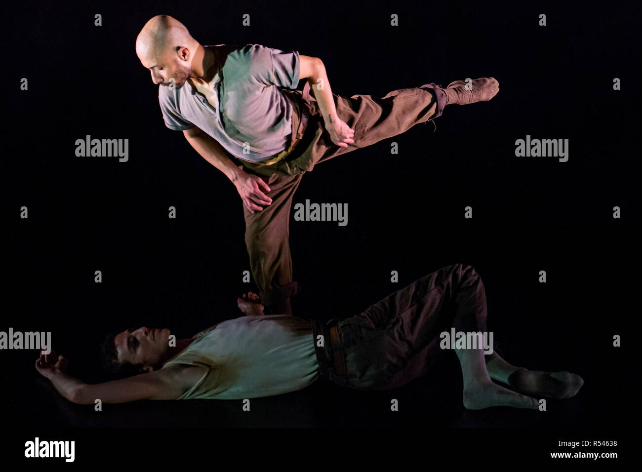 Londres, Royaume-Uni. 29 Nov 2018. Victor Callens et Mavin Khoo effectuer - Homme à Monk : Partie 1, l'homme par Mavin Khoo à Lilian Baylis Studio, Sadlers Wells. Les danseurs Bharatanatyam pièce, reçoit sa première mondiale. Chorégraphié par Carlos Pons Guerra, la production de graphiques, les parcours entre les émotions humaines de base, les attentes sociétales et transcendance spirituelle. Dépeignant les tribulations et vécu avec les émotions du désir brut, la possession et le rejet. Crédit : Guy Bell/Alamy Live News Banque D'Images