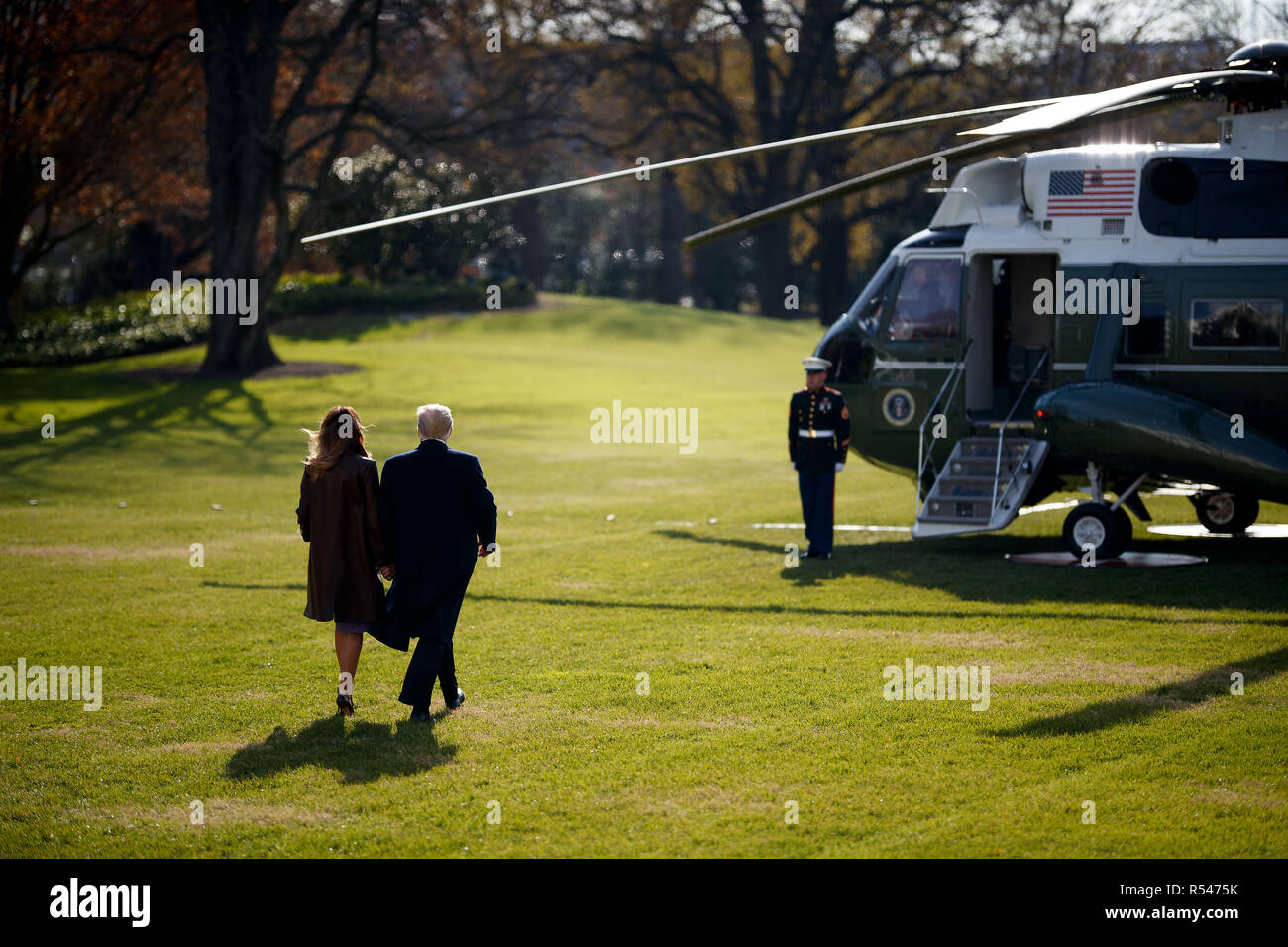 Washington, USA. 29 Nov, 2018. Le Président américain Donald Trump et la Première Dame Melania Trump partent de la Maison Blanche à Washington, DC, États-Unis, le 29 novembre, 2018. Donald Trump a déclaré jeudi que compte tenu de la confrontation non résolus entre la Russie et l'Ukraine, il a décidé qu'il serait "meilleure" d'annuler sa rencontre prévue avec le président russe Vladimir Poutine. Credit : Ting Shen/Xinhua/Alamy Live News Banque D'Images