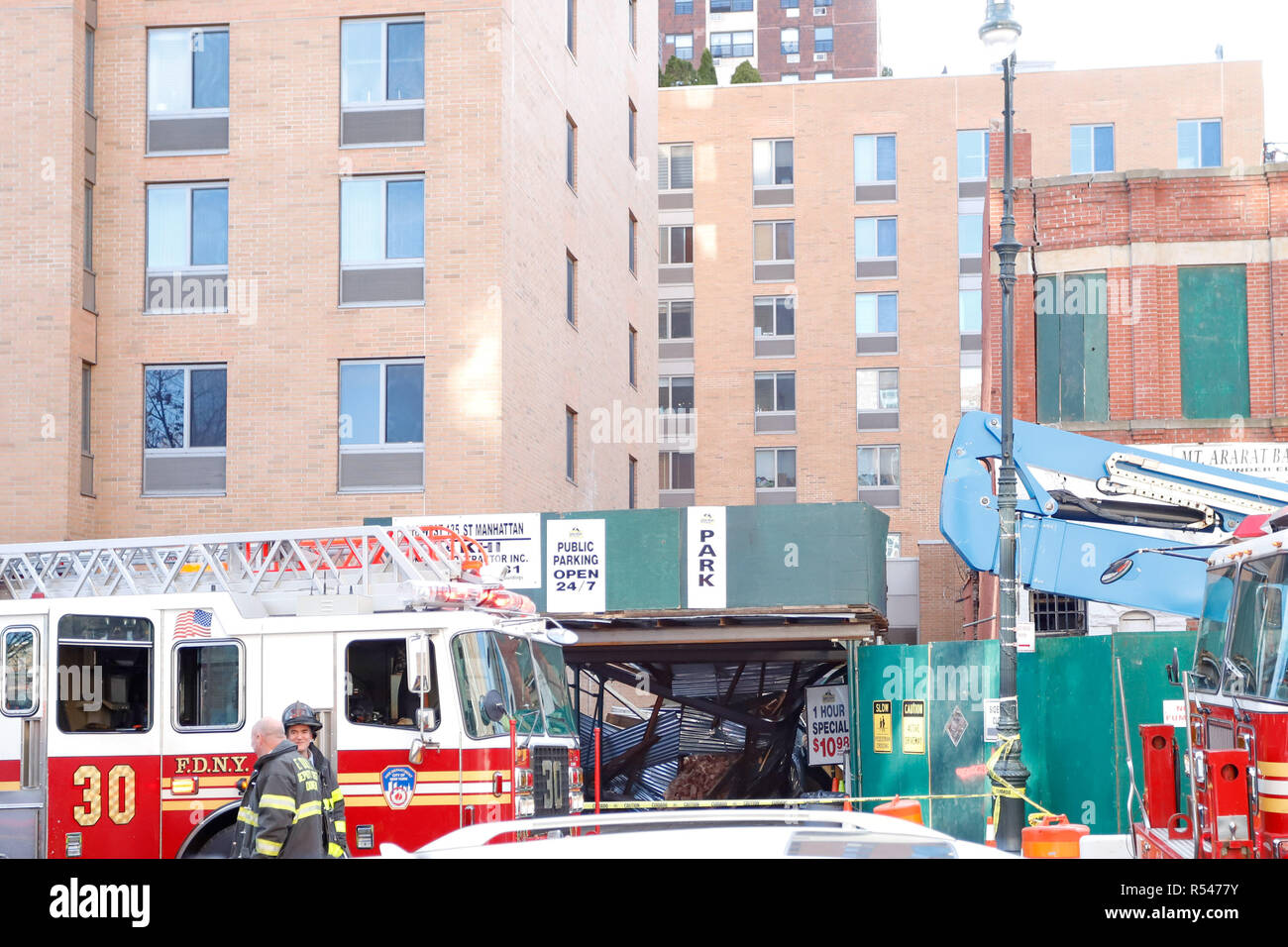 New York, NEW YORK, USA. 29 Nov, 2018. L'affaissement d'un bâtiment sur un terrain de stationnement s'est effondré sur W 135e Rue à Harlem à New York, le jeudi, 29. Une personne a été légèrement blessé et a été renvoyé à un hôpital local. Crédit : William Volcov/ZUMA/Alamy Fil Live News Banque D'Images