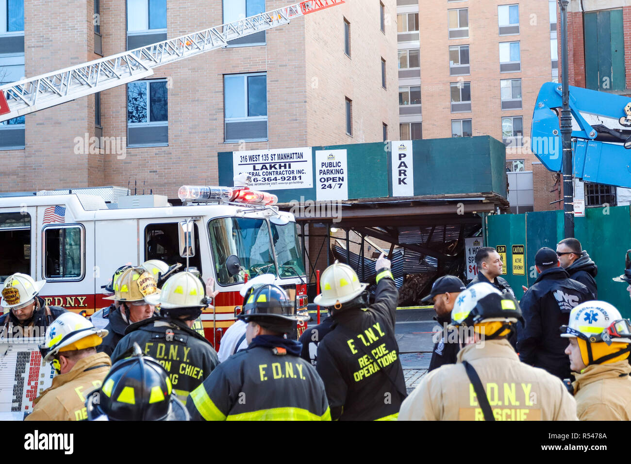 New York, NEW YORK, USA. 29 Nov, 2018. L'affaissement d'un bâtiment sur un terrain de stationnement s'est effondré sur W 135e Rue à Harlem à New York, le jeudi, 29. Une personne a été légèrement blessé et a été renvoyé à un hôpital local. Crédit : William Volcov/ZUMA/Alamy Fil Live News Banque D'Images