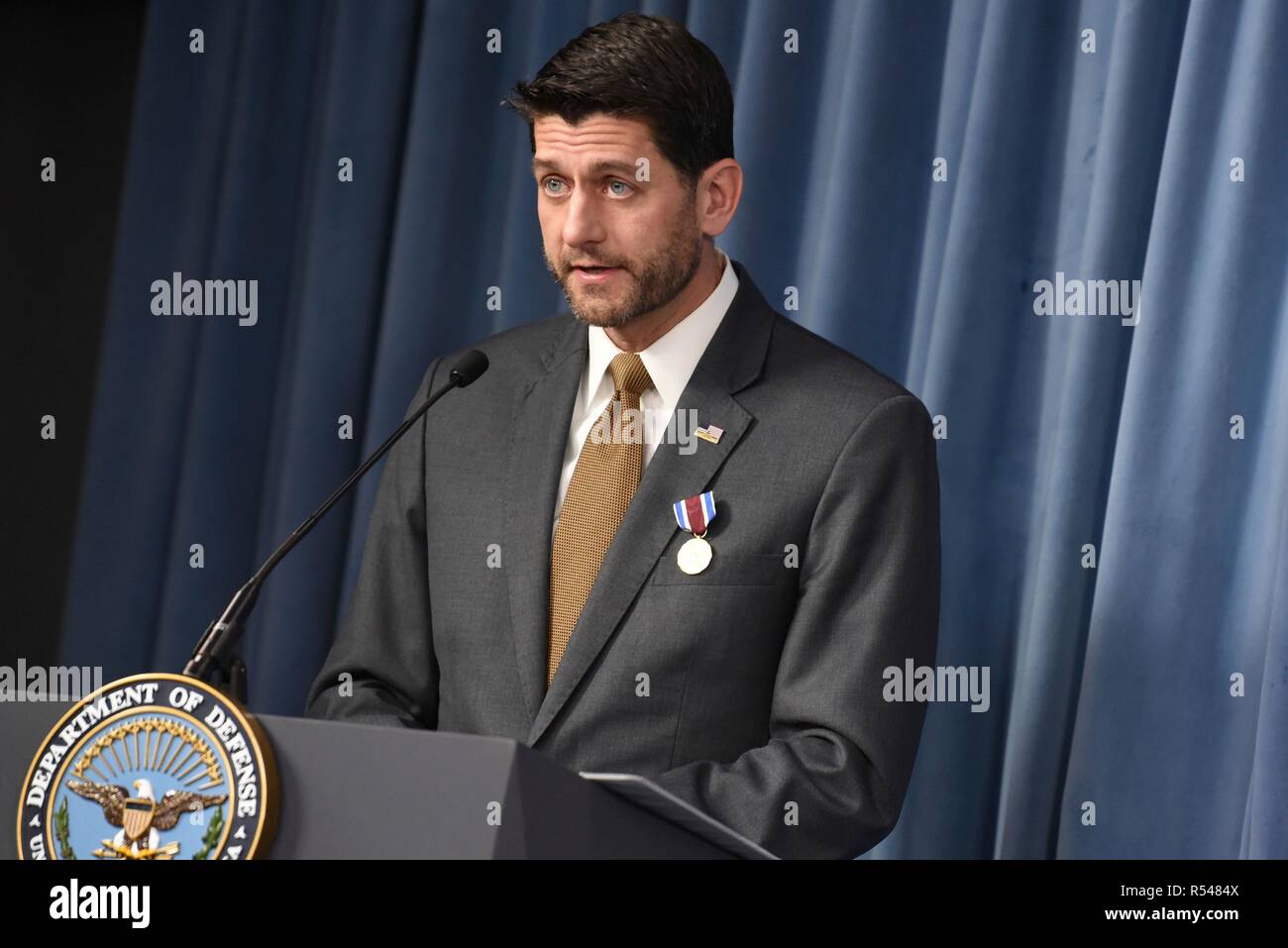 Le président américain de la Maison Paul Ryan prononce une allocution après avoir reçu la Médaille du ministère de la défense d'une fonction publique fédérale au cours d'une cérémonie au Pentagone le 28 novembre 2018 à Arlington, en Virginie. Ryan prend sa retraite des congrès en janvier après 18 ans de service. Banque D'Images