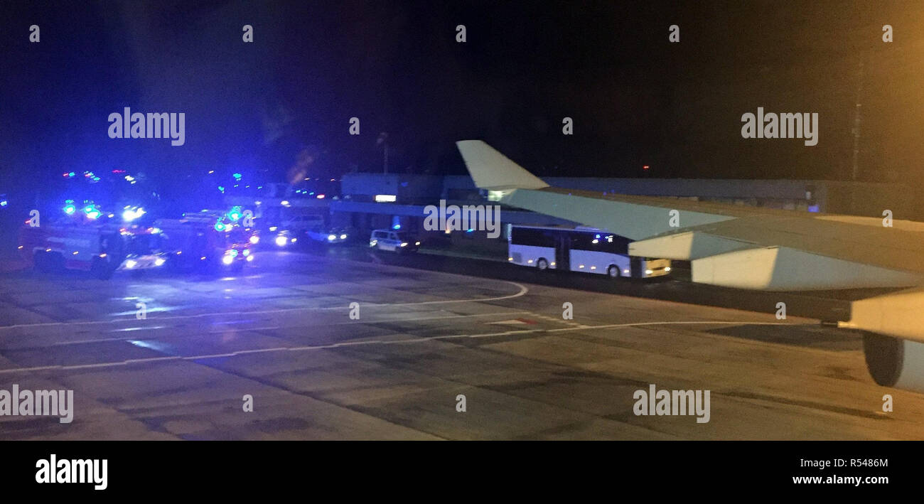 29 novembre 2018, en Rhénanie du Nord-Westphalie, Köln : voitures de pompiers sont debout sur le tarmac de l'aéroport de Cologne au chancelier Konrad Adenauer 'Airbus' avec le chancelier à bord. La chancelière Merkel a dû interrompre son vol de Berlin à l'occasion du sommet du G20 à Buenos Aires le jeudi soir en raison d'un défaut technique dans le 'Airbus du chancelier Konrad Adenauer". L'A340-300 avec Merkel à bord a décollé de Berlin à 19h00 et atterrit à Cologne à 21h. (Meilleure qualité d'image possible) - Photo : Jörg PRÉVISUALISÉE/dpa vierge Banque D'Images