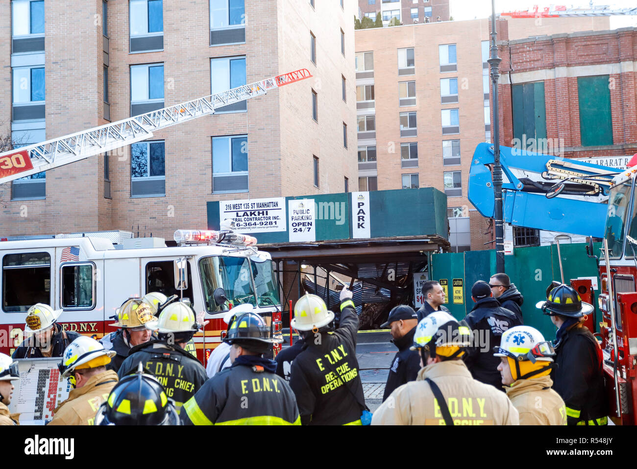 New York, New York, USA. 29 Nov, 2018. L'affaissement d'un bâtiment sur un terrain de stationnement s'est effondré sur W 135e Rue à Harlem. Une personne a été légèrement blessé et a été renvoyé à un hôpital local. Crédit : William Volcov/ZUMA/Alamy Fil Live News Banque D'Images