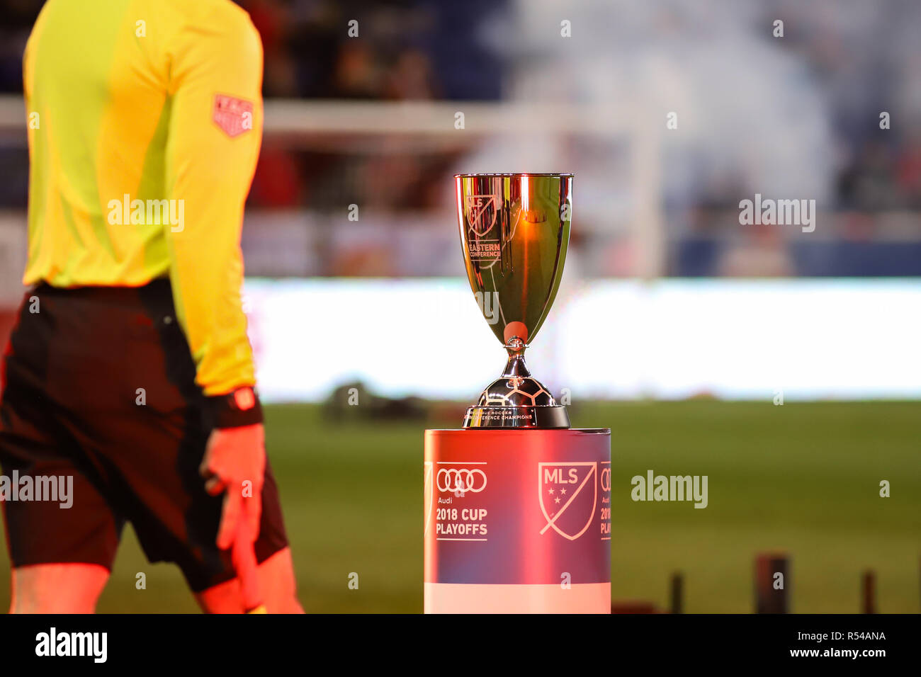 Harrison, NJ, USA. 29 Nov 2018. Le trophée Final MLS Conférence de l'Est sur l'affichage comme les joueurs à pied hors du tunnel. Crédit : Ben Nichols/Alamy Live News Banque D'Images