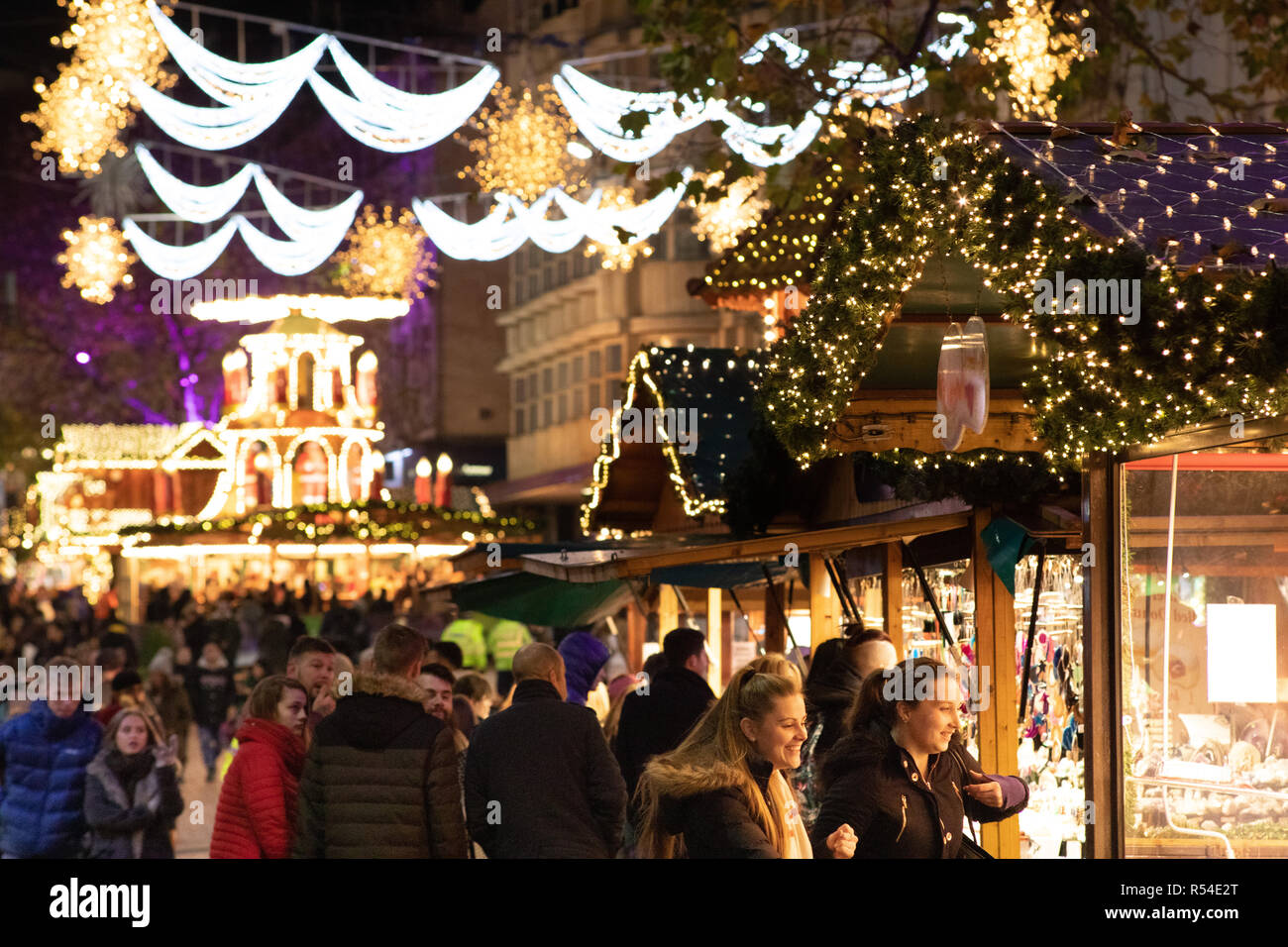 Les lumières de Noël entourant le marché allemand sur les nouvelles Street dans le centre-ville de Birmingham, England, UK. Banque D'Images