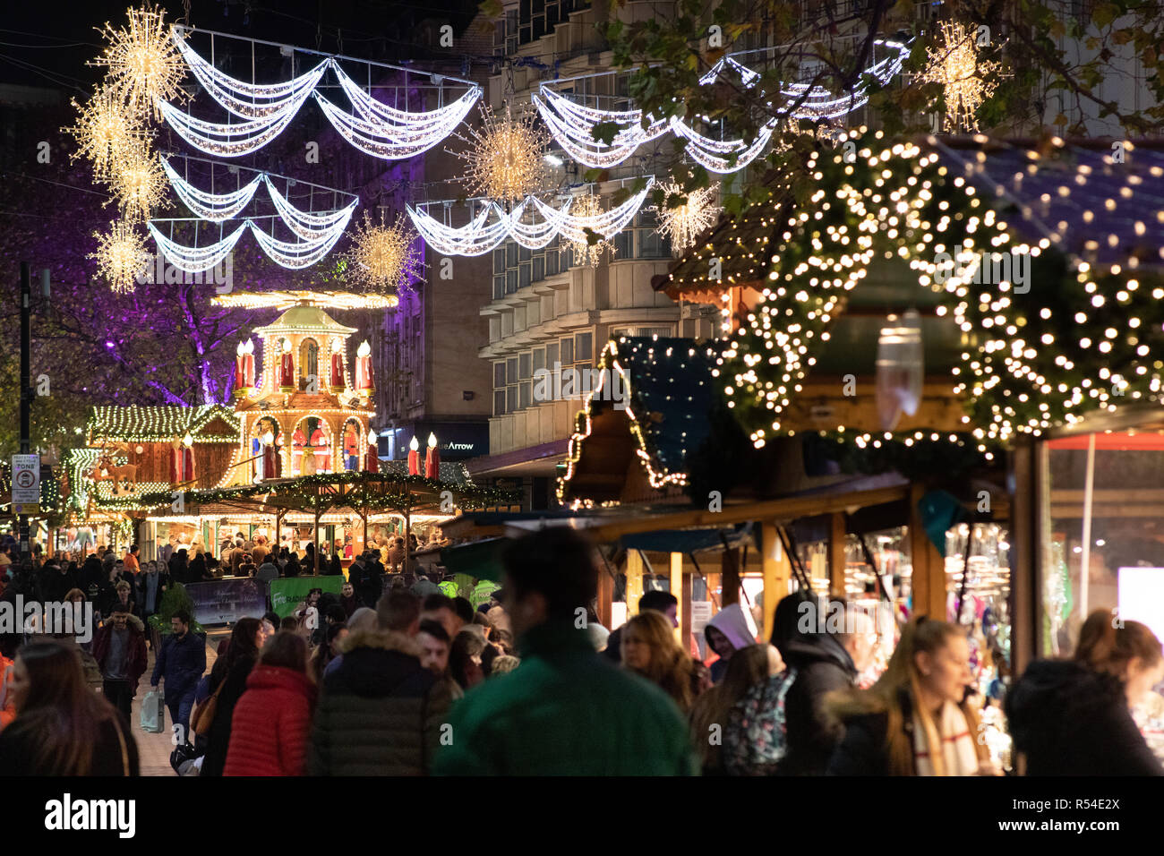 Les lumières de Noël entourant le marché allemand sur les nouvelles Street dans le centre-ville de Birmingham, England, UK. Banque D'Images