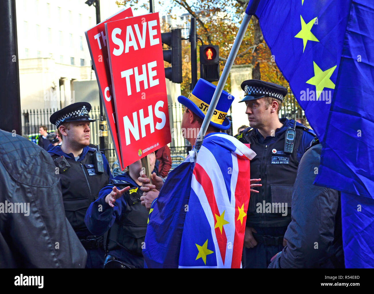 Steve Bray, anti-Brexit protestataire et fondateur de SODEM (Stand de Défi Mouvement Européen) avec des agents de police à Whitehall, en face de Downing St... Banque D'Images
