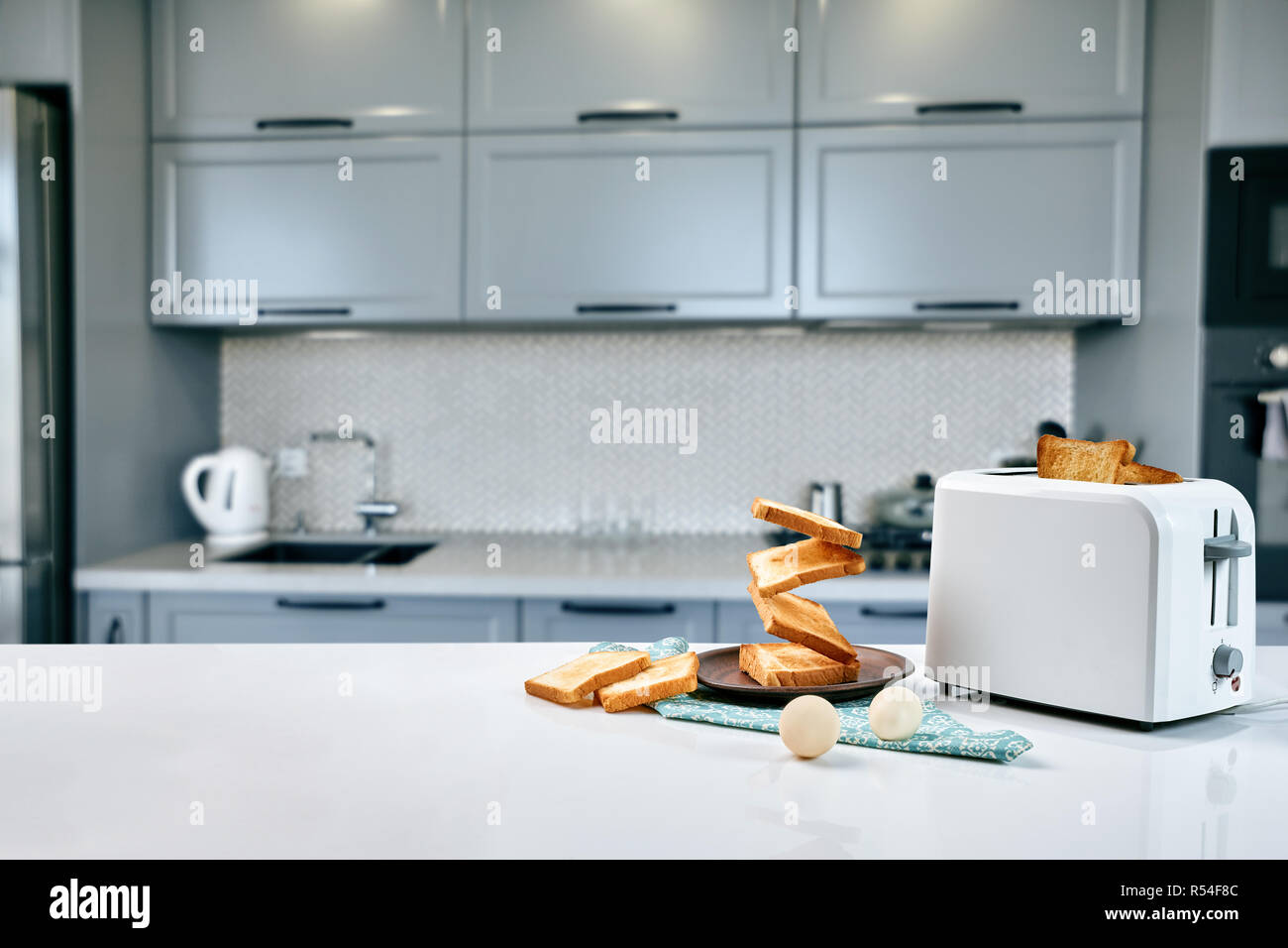 Délicieux petit déjeuner avec des toasts croustillants et tasse de café ou de thé sur fond gris. Concept alimentaire de lévitation. Banque D'Images