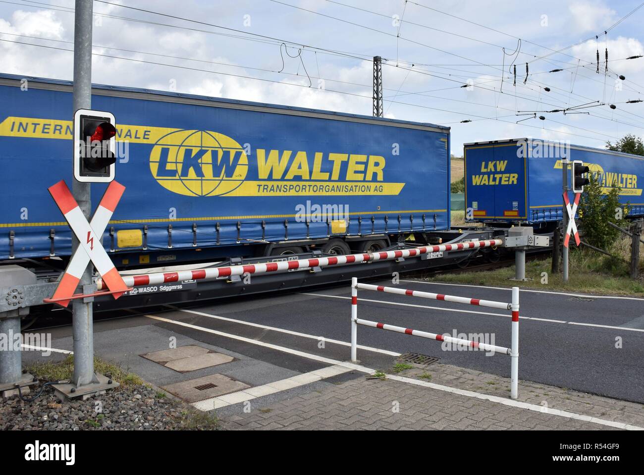 Train de marchandises avec des camions au 08.09.2018 à Hamm - Allemagne. Dans le monde d'utilisation | Banque D'Images