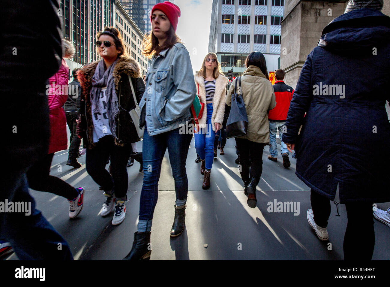 Se réveiller les gens sur le trottoir pour piétons au centre de Manhattan. Banque D'Images