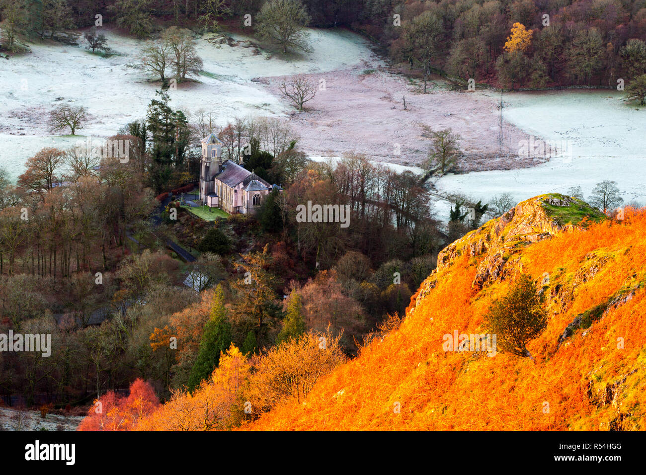 L'aube de Todd Crag, Loughrigg Ambleside ci-dessus, dans le Lake District, UK, à la recherche sur Brathay Église. Banque D'Images