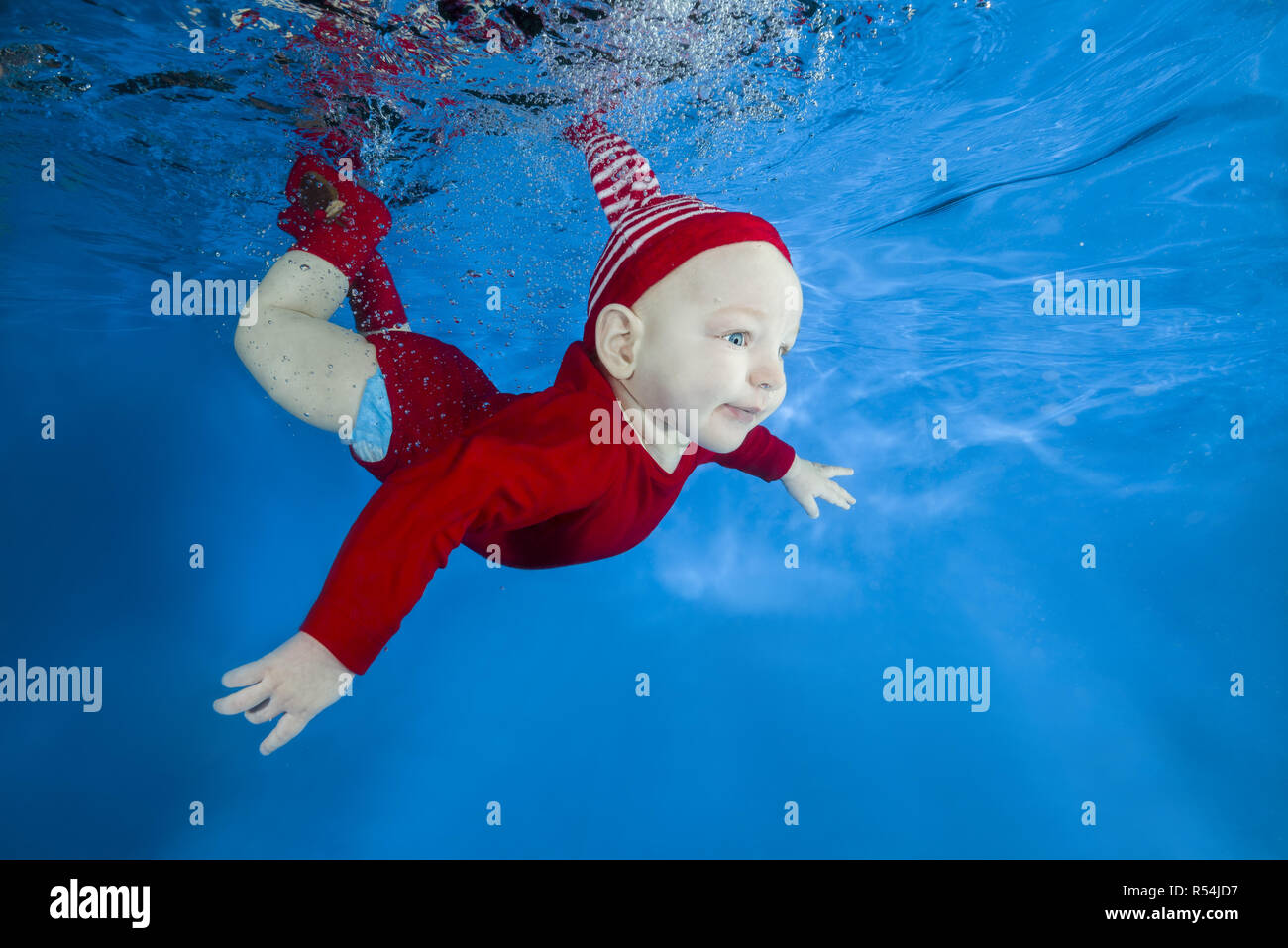 Funny Face Portrait De Petit Bebe Garcon En Costume Rouge Nager Et Plonger Sous L Eau Avec In Exterieure Sur Un Fond De L Eau Bleu Vie Familiale Saine Photo Stock Alamy