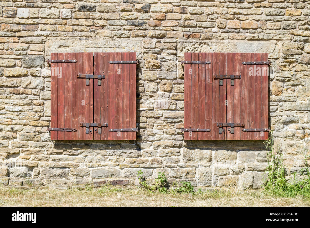 Volets en bois fermée sur l'extérieur d'une grange en pierre, Derbyshire, Angleterre, RU Banque D'Images