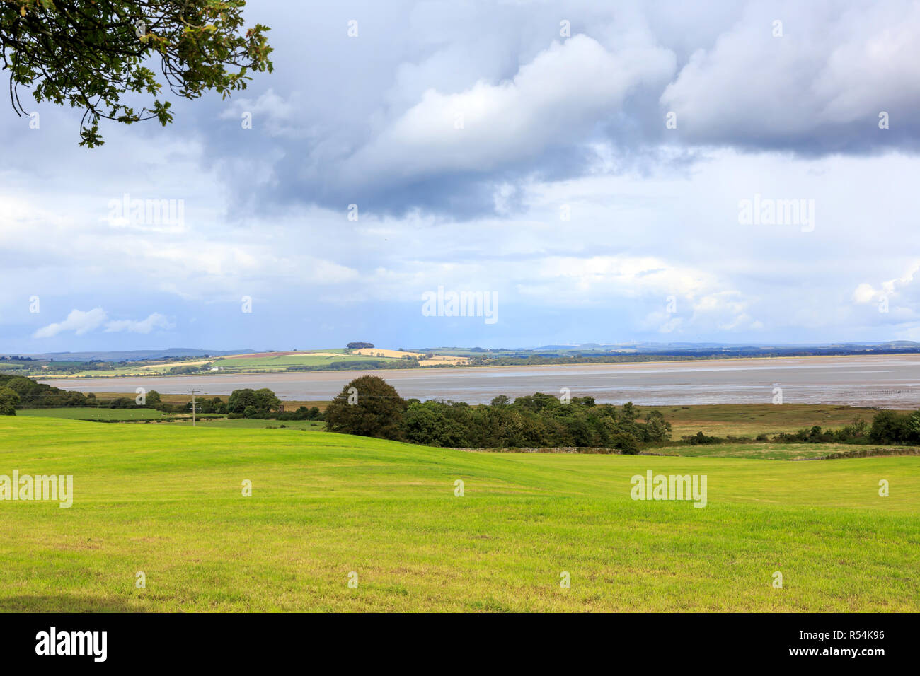 Vue paysage plus de terres agricoles vers le le Solway Firth Banque D'Images