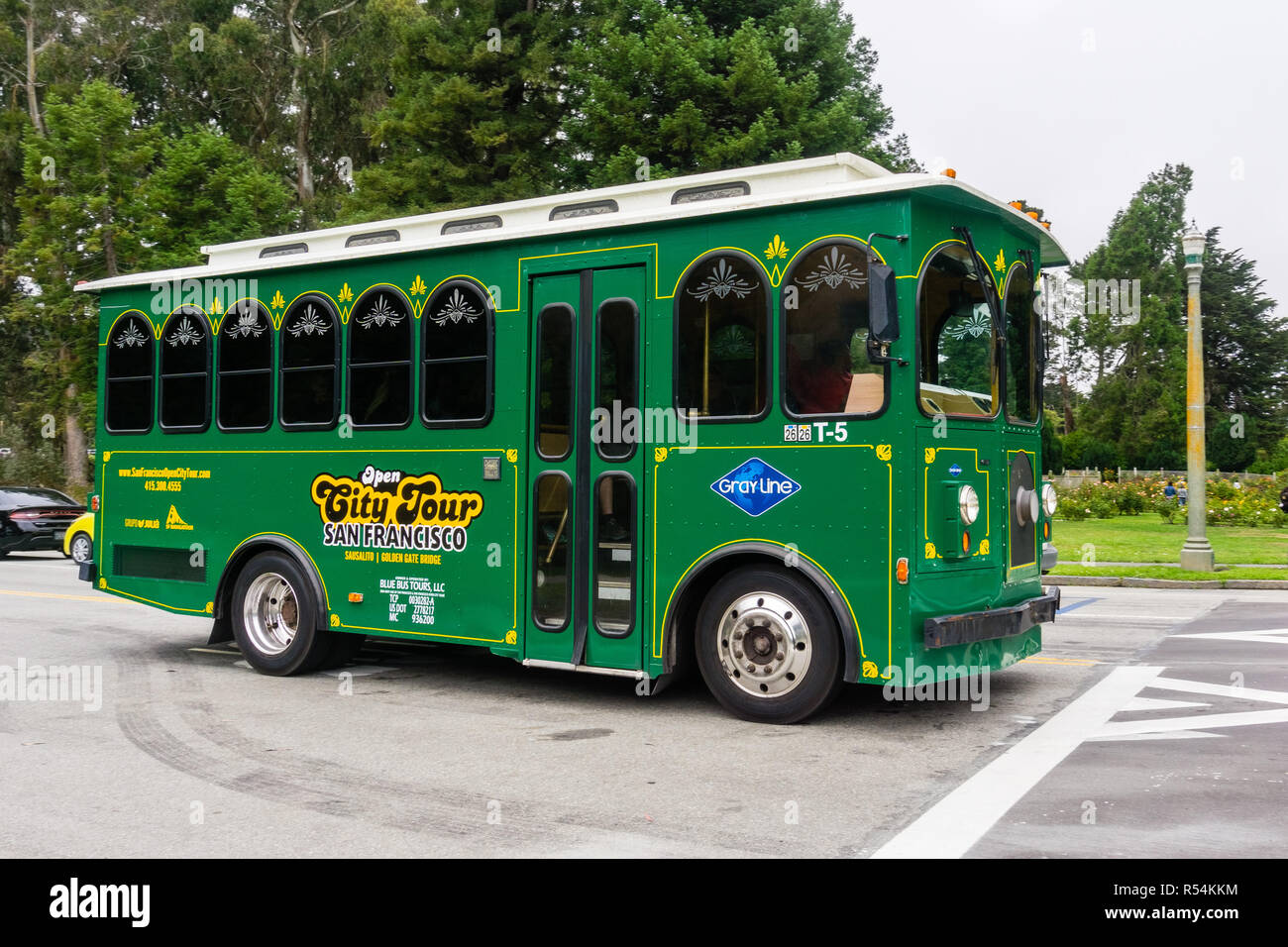 Juillet 20, 2018 San Francisco / CA / USA - Vintage à San Francisco City Green Tour Bus traversant le Golden Gate Park Banque D'Images