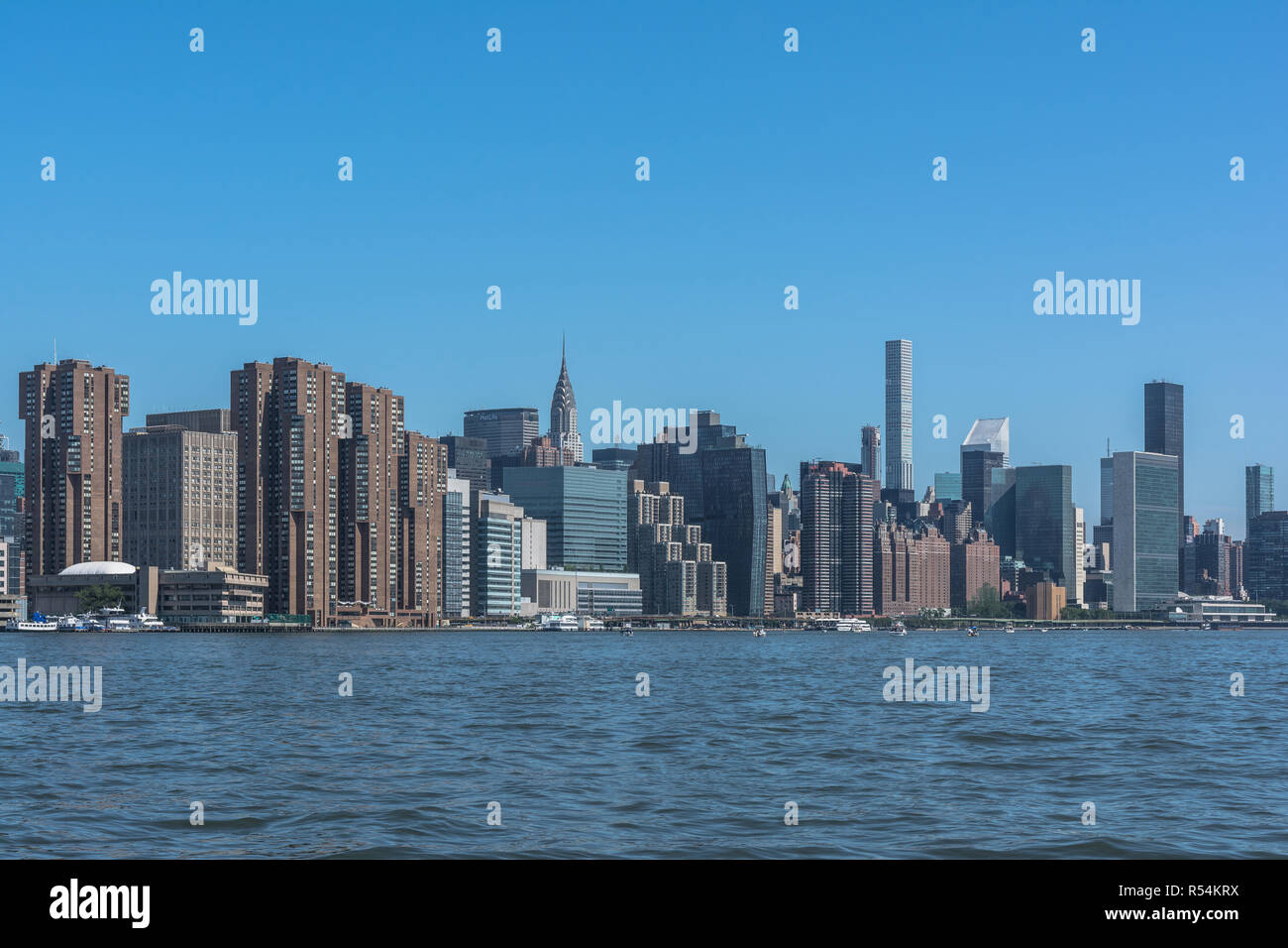 Manhattan, New York City, USA - 30 juin 2018 : Gratte-ciel de Midtown East vue depuis l'East River Banque D'Images