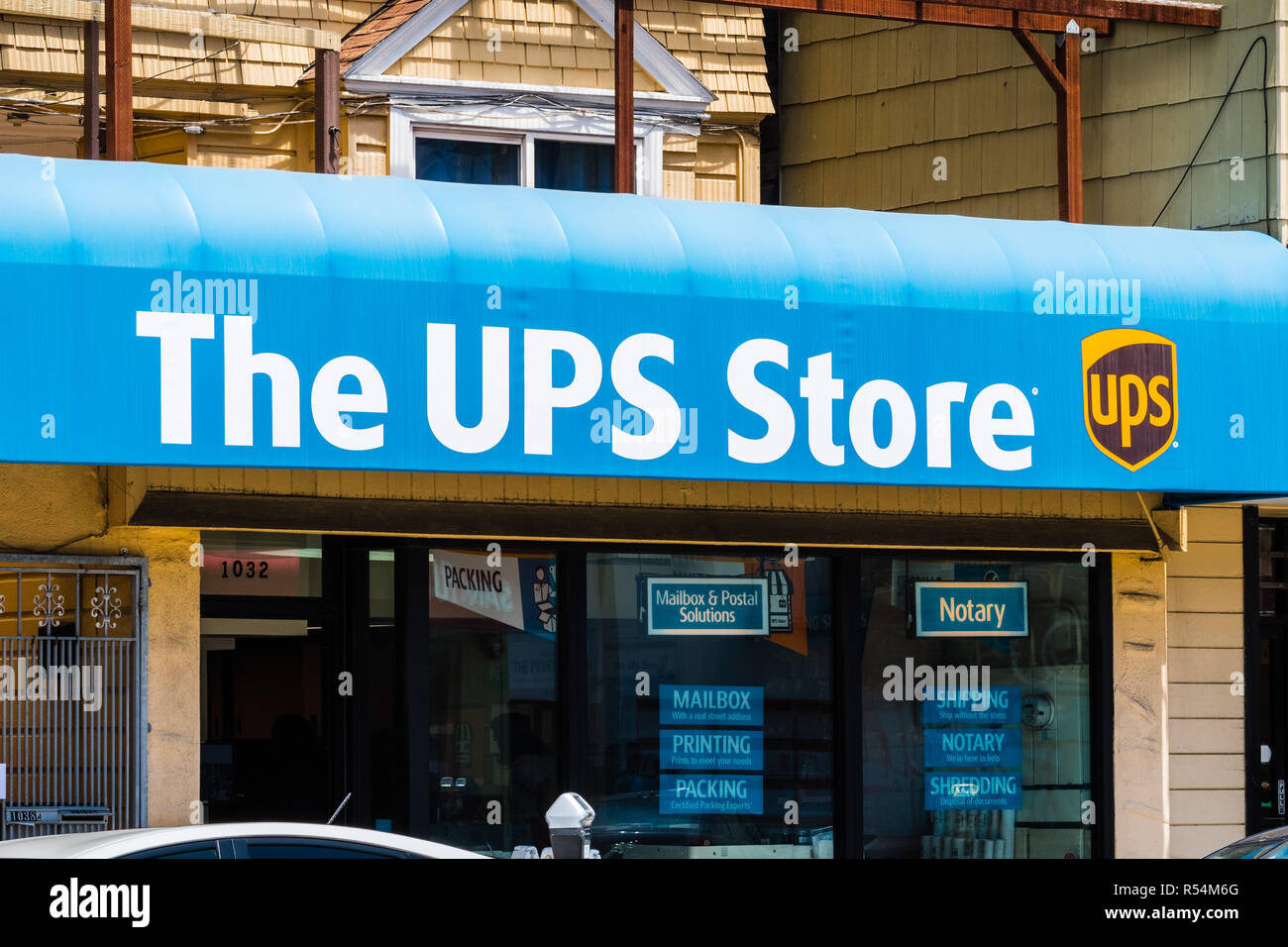 Juillet 20, 2018 San Francisco / CA / USA - l'UPS Store logo placé au-dessus de l'un de leurs endroits de la ville Banque D'Images