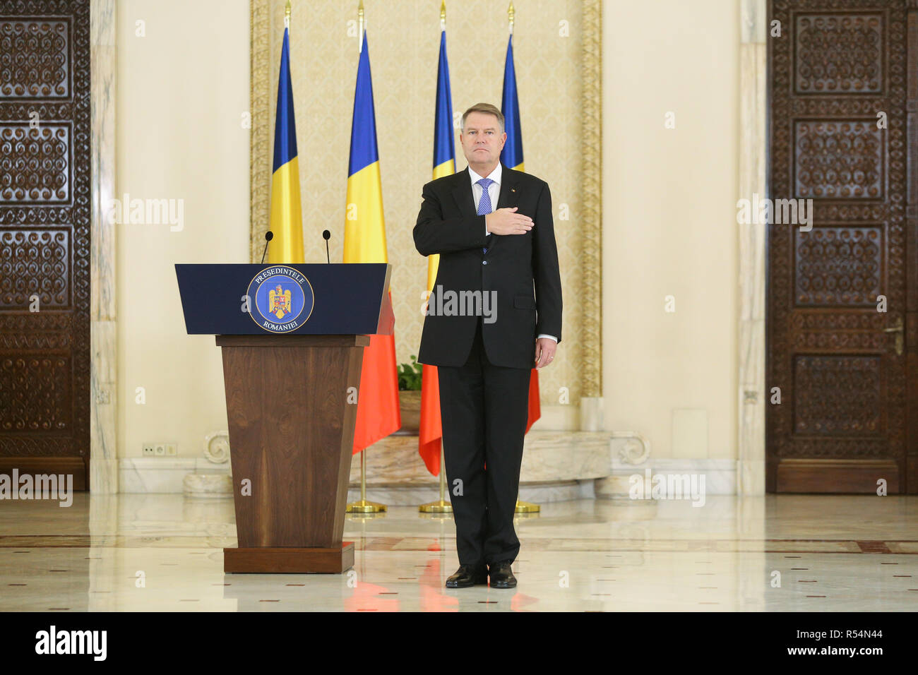 Bucarest, Roumanie - 29 novembre 2018 : Le Président de la Roumanie M. Klaus Werner Iohannis prend part à une cérémonie à la Palais Cotroceni. Banque D'Images