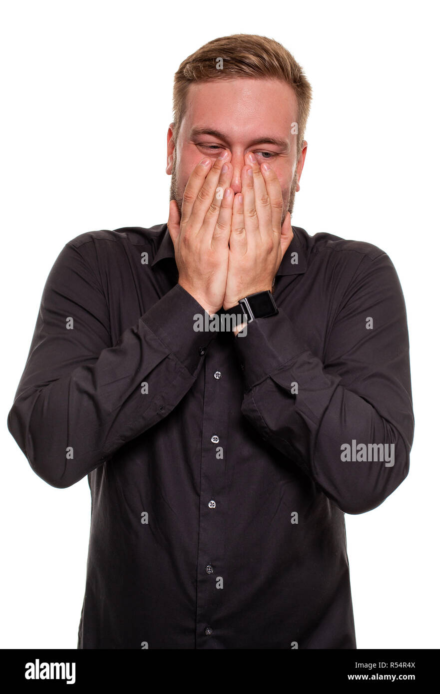 Portrait d'un homme en chemise noire holding palms près de la joue. Les expressions du visage et le concept de réaction Banque D'Images