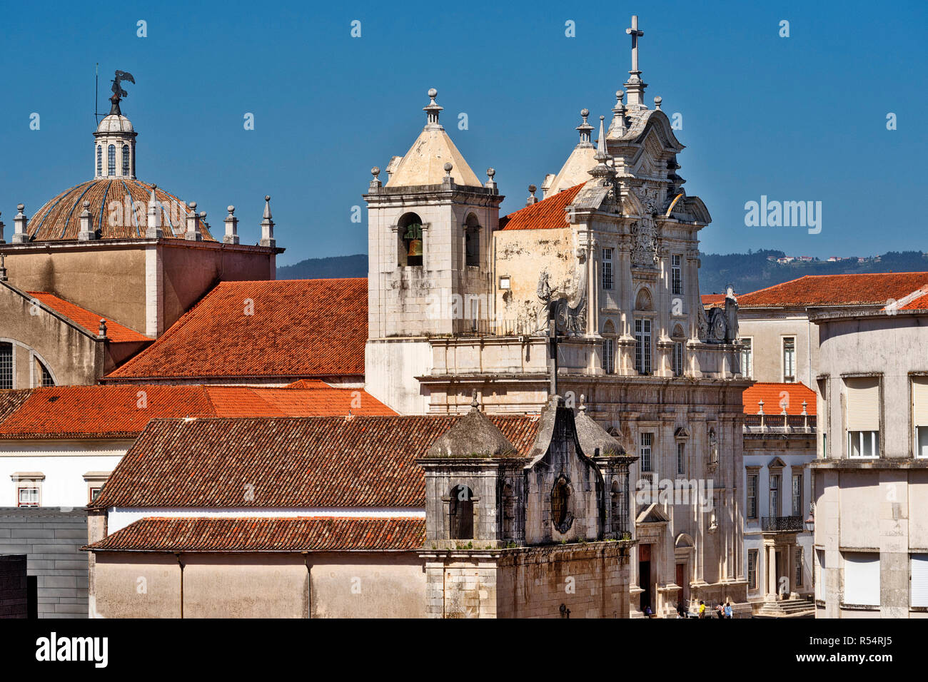 Vue de la façade orientale de l'ancienne cathédrale de Coimbra. Coimbre, Portugal Banque D'Images