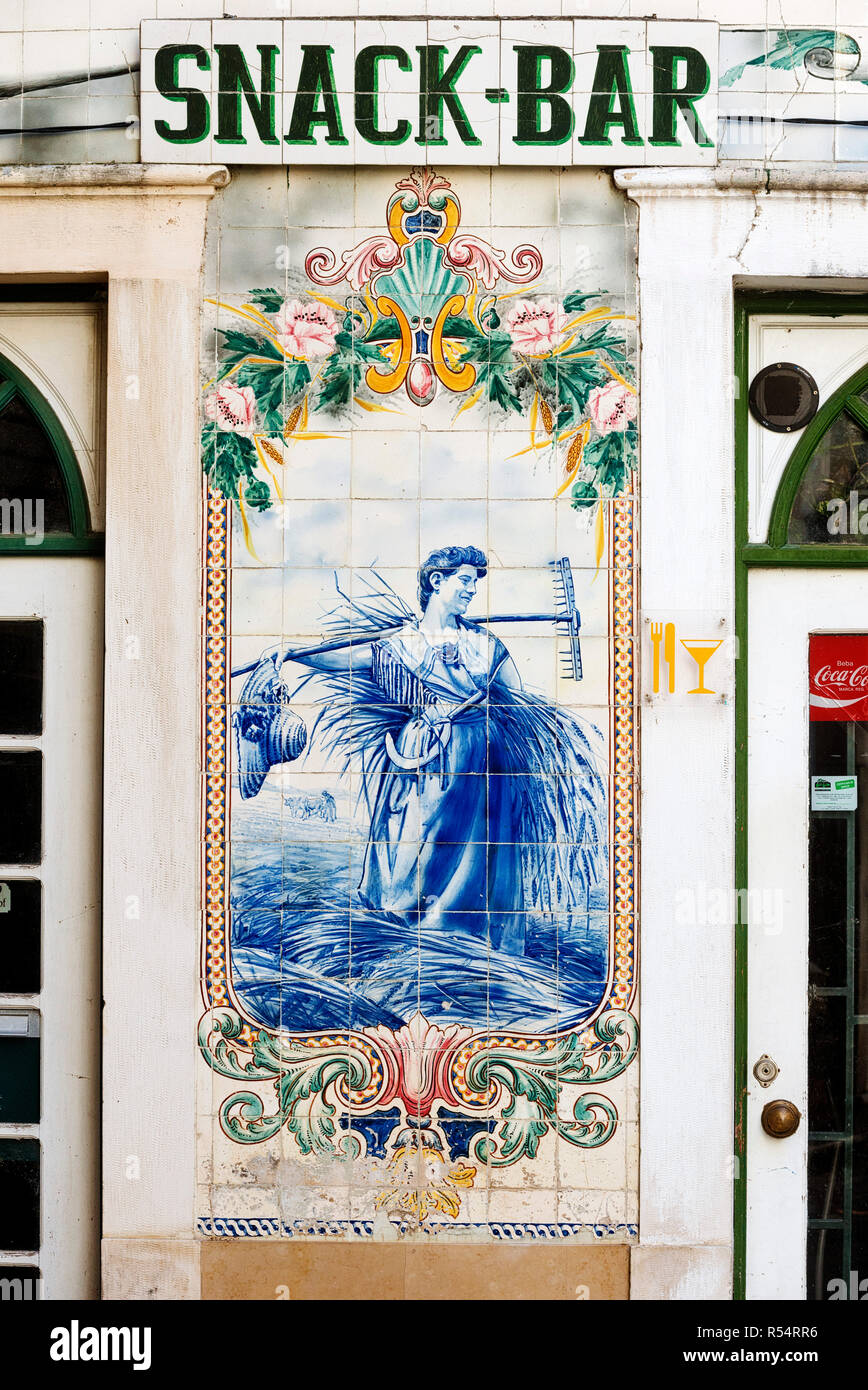 Façade décorée d'azulejos d'une ancienne boulangerie de Coimbra, Portugal Banque D'Images