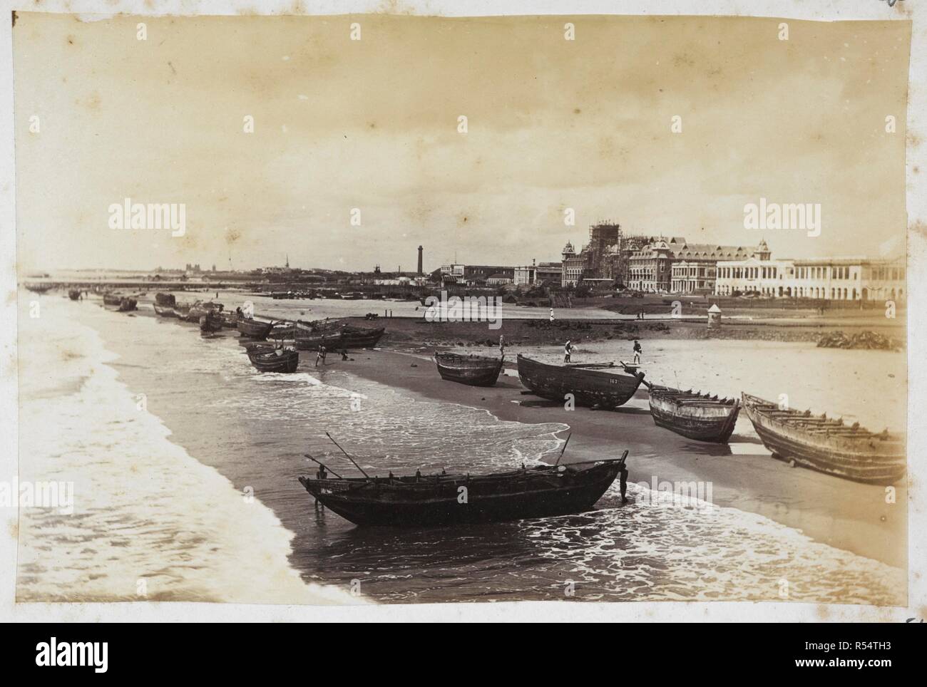 Madras. La plage. Voir en regardant vers le sud le long du front de mer à Madras vers le phare au loin. Avec masula doublure bateaux l'estran. Hooper Collection : Album de vues de la vie militaire dans le sud de l'Inde. 1870. Source : Photo 447/2/(51). Auteur : Willoughby Wallace Hooper. Banque D'Images