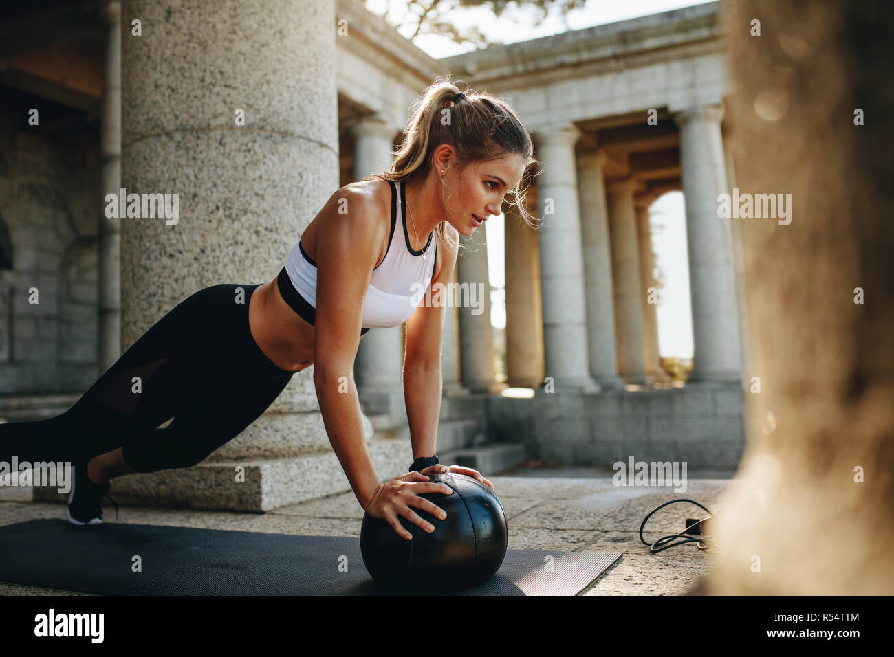 Femme en vêtements fitness training avec un ballon. Faire de l'athlète  féminine de l'abdomen à l'aide d'un ballon d'entraînement Photo Stock -  Alamy