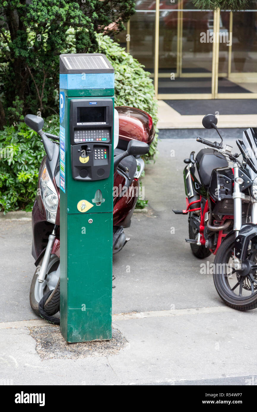 Paris, France. Le Parking Payant à énergie solaire mètre sur une rue de Paris. Banque D'Images