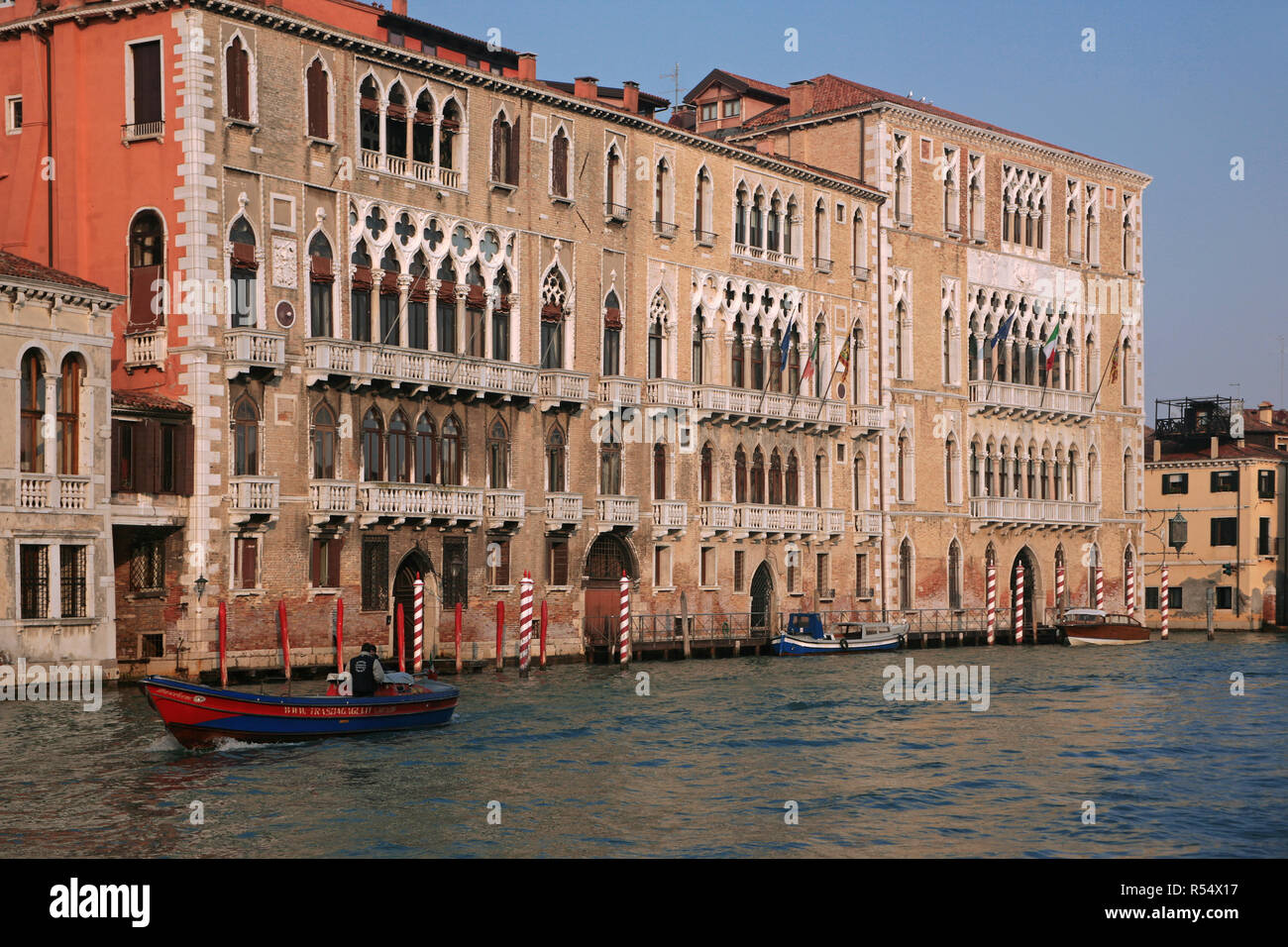 Le Grand Canal, Venise, Italie : Palazzo Giustinian et Ca' Foscari à Dorsoduro Banque D'Images