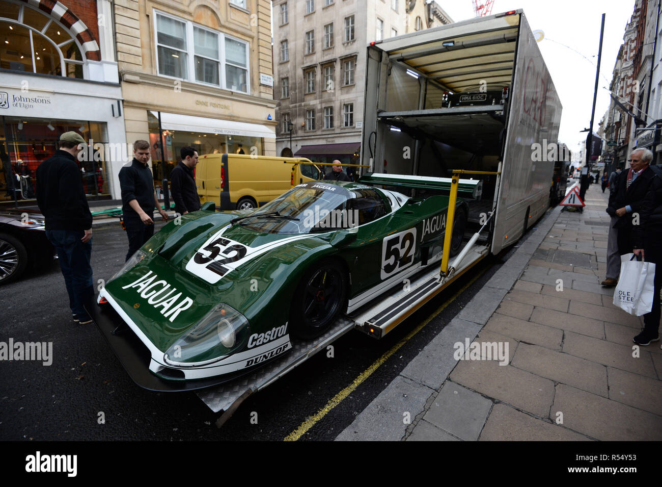 Les assistants de vente aux enchères déchargent un 1985 TWR Jacar XJR-6, au cours d'un appel photo pour £20m supercars avant qu'ils soient offerts aux enchères, à Bonhams dans New Bond Street, Londres. Banque D'Images