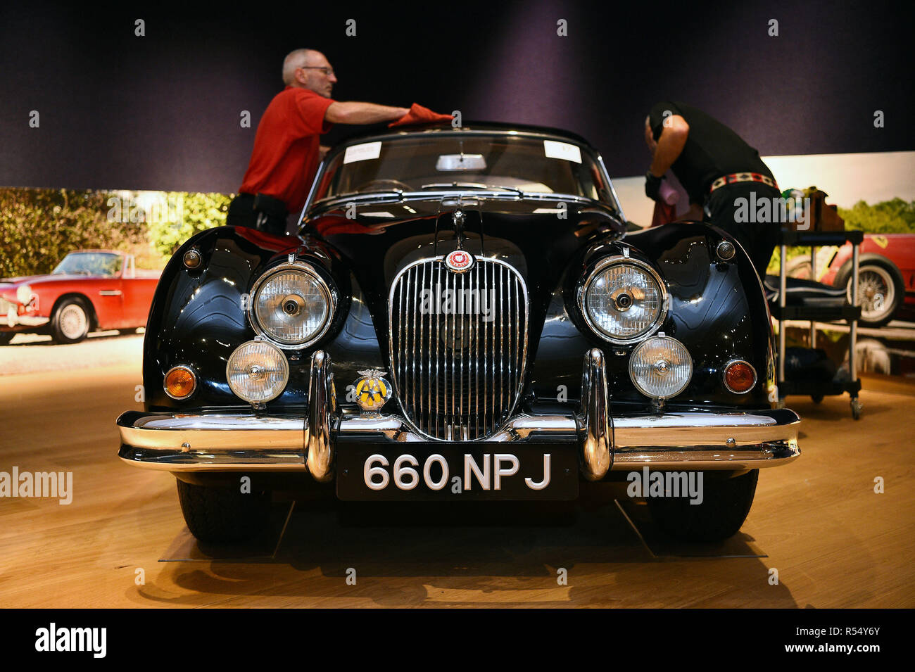 Les assistants de vente aux enchères polissent une Jaguar XK150 de 1960, lors d'un appel photo pour 20 millions de livres de supervoitures avant qu'elles ne soient offertes aux enchères, à Bonhams dans New Bond Street, Londres. Banque D'Images